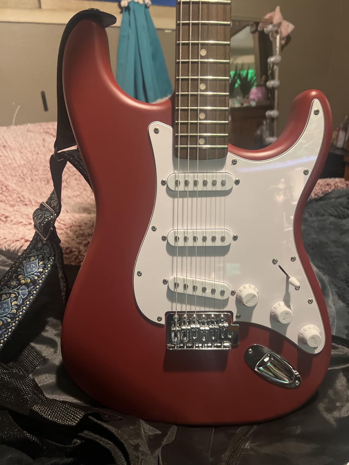 Fender Squier Debut Series Stratocaster Electric Guitar, Beginner Guitar, with 2-Year Warranty, Includes Free Lessons, Black with Matte Finish Customer Review Fender Squier Debut Series Stratocaster Electric Guitar, Beginner Guitar, with 2-Year Warranty, Includes Free Lessons, Black with Matte Finish - Customer Photo 2