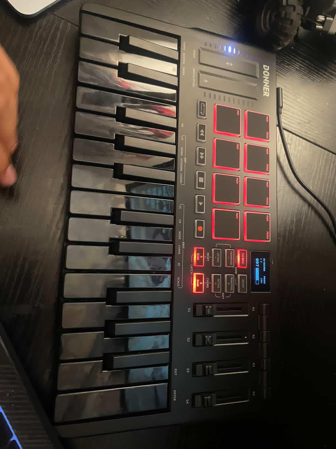 Donner USB-C MIDI Keyboard Controller, 25 Key Portable Mini MIDI Keyboard with 8 Drum Pads, OLED Display, 16 Smart Scales, Arpeggio, Replay, 4 DAW Software and 40 Teaching Courses, DMK 25 Pro Black Customer Review Donner USB-C MIDI Keyboard Controller, 25 Key Portable Mini MIDI Keyboard with 8 Drum Pads, OLED Display, 16 Smart Scales, Arpeggio, Replay, 4 DAW Software and 40 Teaching Courses, DMK 25 Pro Black - Customer Photo 1
