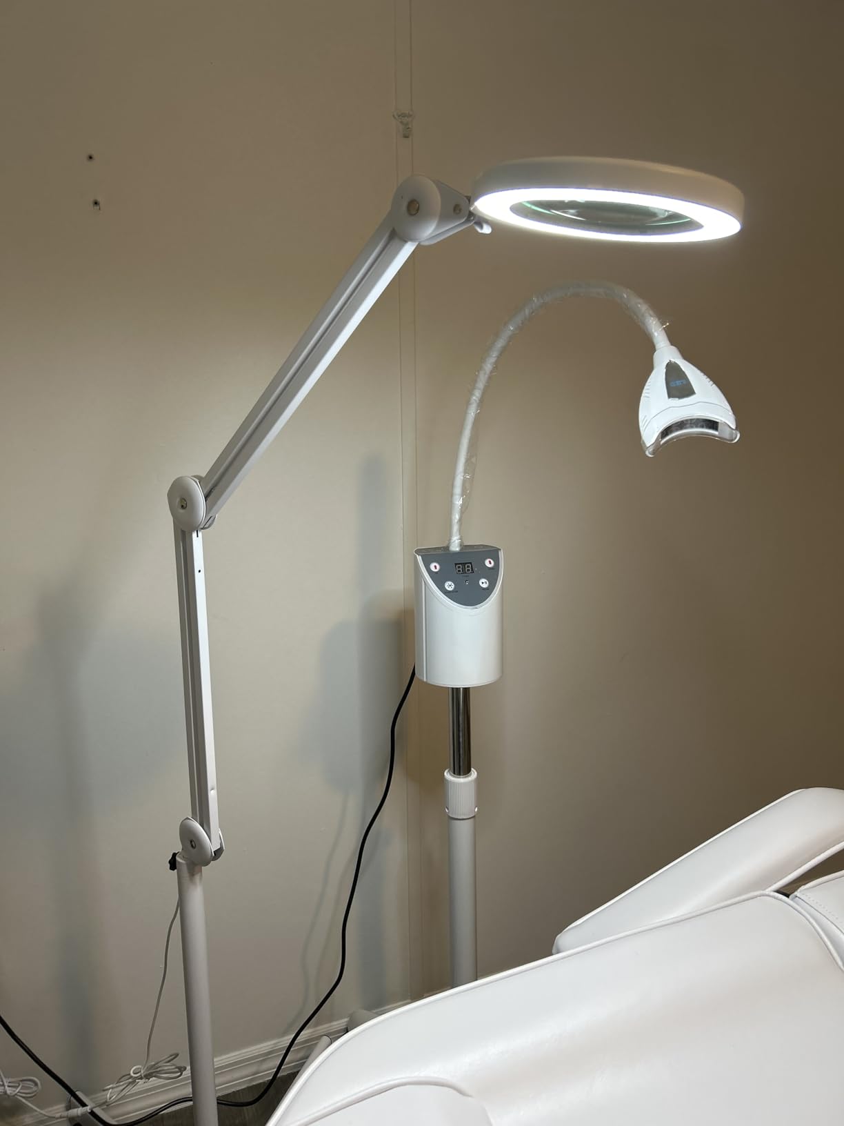 10X Magnifying Glass with Light and Stand, Super Bright 2,200 Lumens LED Magnifying Floor lamp with 5 Wheels Rolling Base, 5 Color Modes Stepless Dimming Lighted Magnifier for Esthetician Facial Salon Customer Review 10X Magnifying Glass with Light and Stand, Super Bright 2,200 Lumens LED Magnifying Floor lamp with 5 Wheels Rolling Base, 5 Color Modes Stepless Dimming Lighted Magnifier for Esthetician Facial Salon - Customer Photo 1