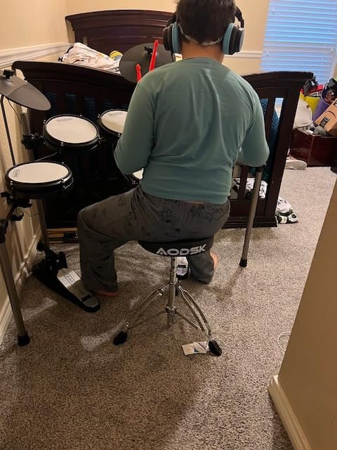 AODSK Drum Throne, Widened and Thickly Padded Adjustable Drum Stool, Height Adjustable Range: 16.34 in-20.67 in Suitable for Children, Adult Drummers Customer Review AODSK Drum Throne, Widened and Thickly Padded Adjustable Drum Stool, Height Adjustable Range: 16.34 in-20.67 in Suitable for Children, Adult Drummers - Customer Photo 2