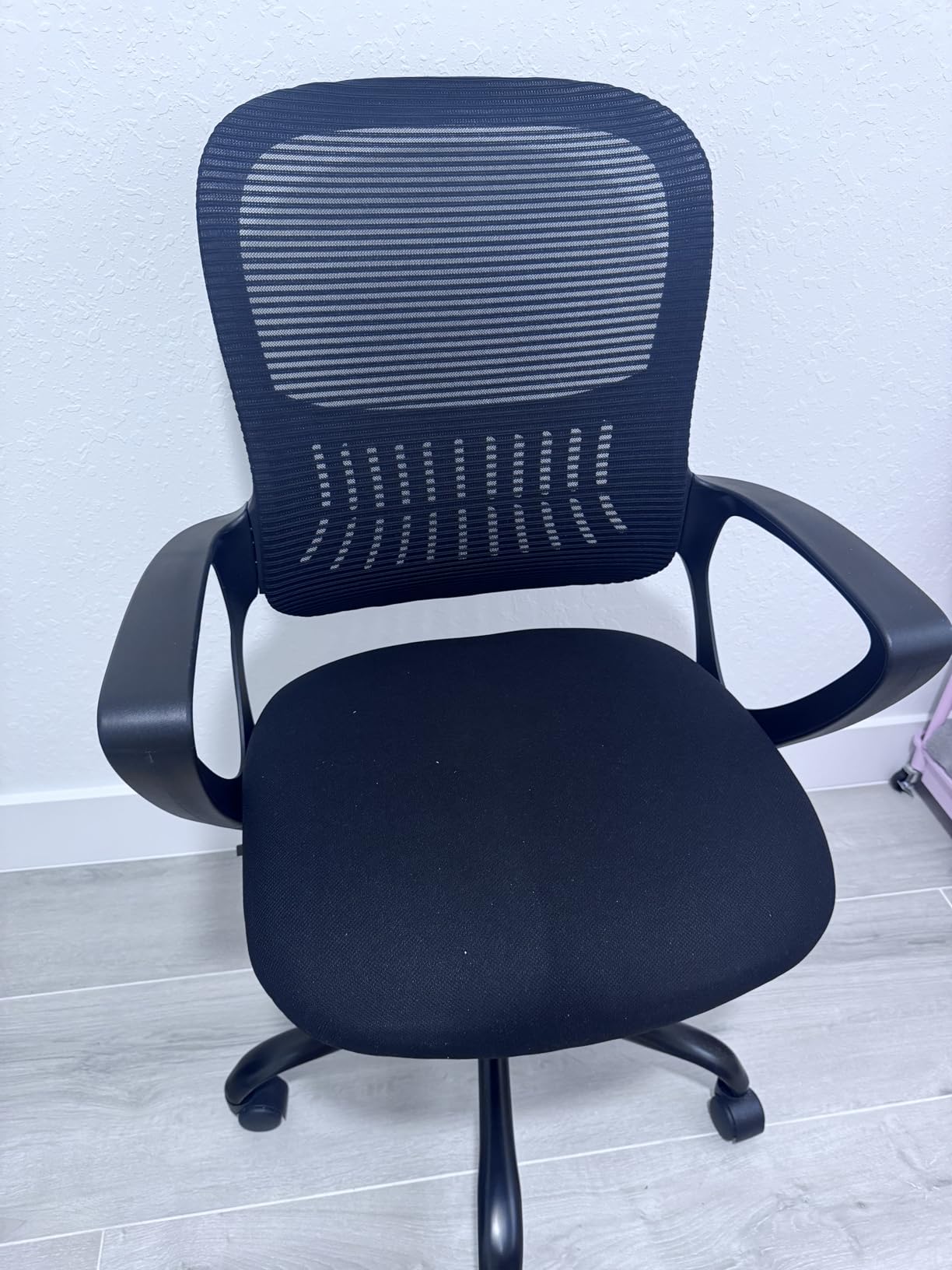 SMUG Home Office Computer Desk Chair - Ergonomic Mid-Back Mesh Swivel Rolling Work with Wheels, Comfy Lumbar Support and Armrest, for Bedroom, Study, Dorm, Student, Adults Customer Review SMUG Home Office Computer Desk Chair - Ergonomic Mid-Back Mesh Swivel Rolling Work with Wheels, Comfy Lumbar Support and Armrest, for Bedroom, Study, Dorm, Student, Adults - Customer Photo 1