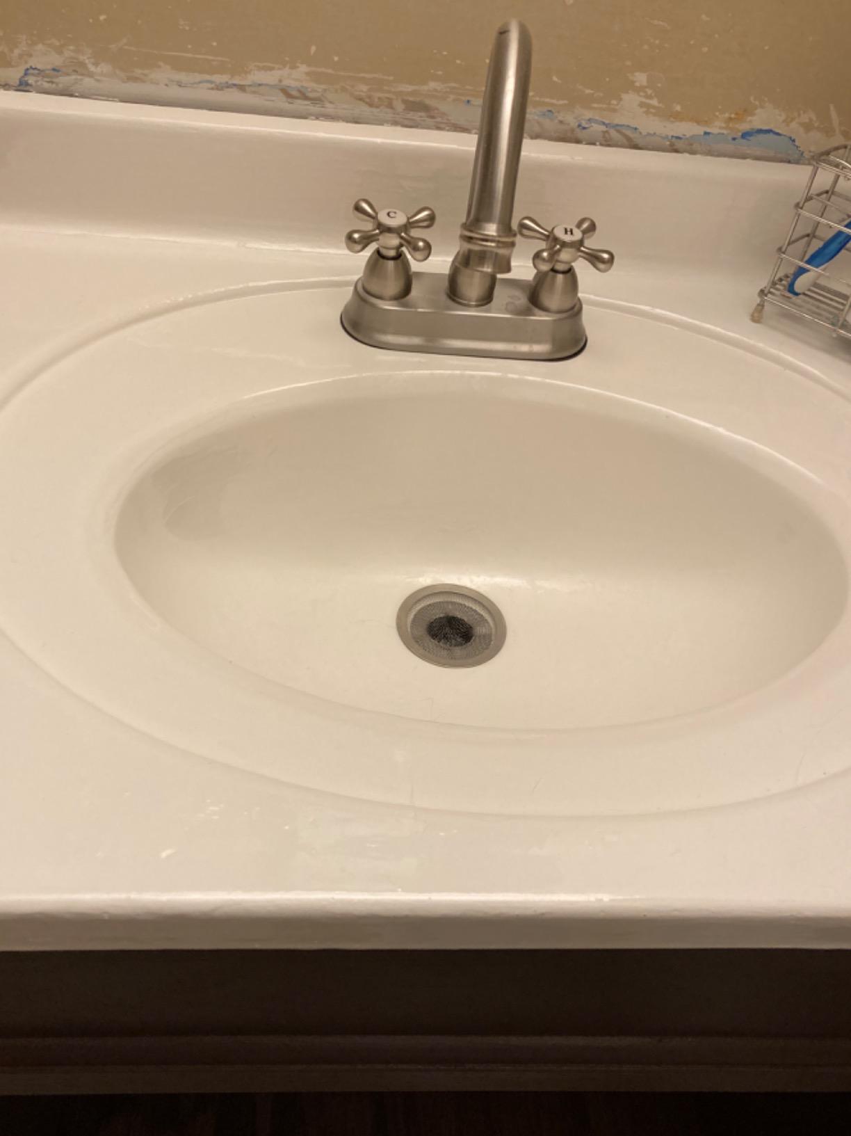 Rust-Oleum 7860519 Tub And Tile Refinishing 2-Part Kit, White 32 Fl Oz (Pack of 1) Customer Review Rust-Oleum 7860519 Tub And Tile Refinishing 2-Part Kit, White 32 Fl Oz (Pack of 1) - Customer Photo 1