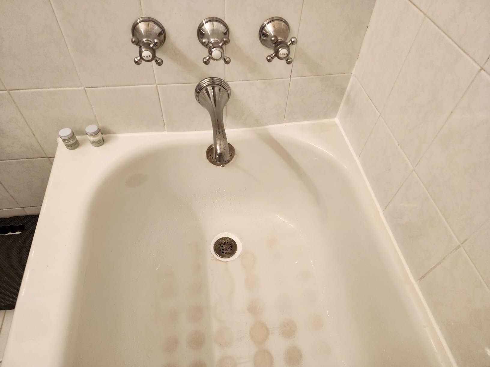 Rust-Oleum Tub & Tile Paint 244166 Specialty Kit Tub and Tile Touch Up, White, 2 Piece Set, 0.45 Oz Customer Review Rust-Oleum Tub & Tile Paint 244166 Specialty Kit Tub and Tile Touch Up, White, 2 Piece Set, 0.45 Oz - Customer Photo 1