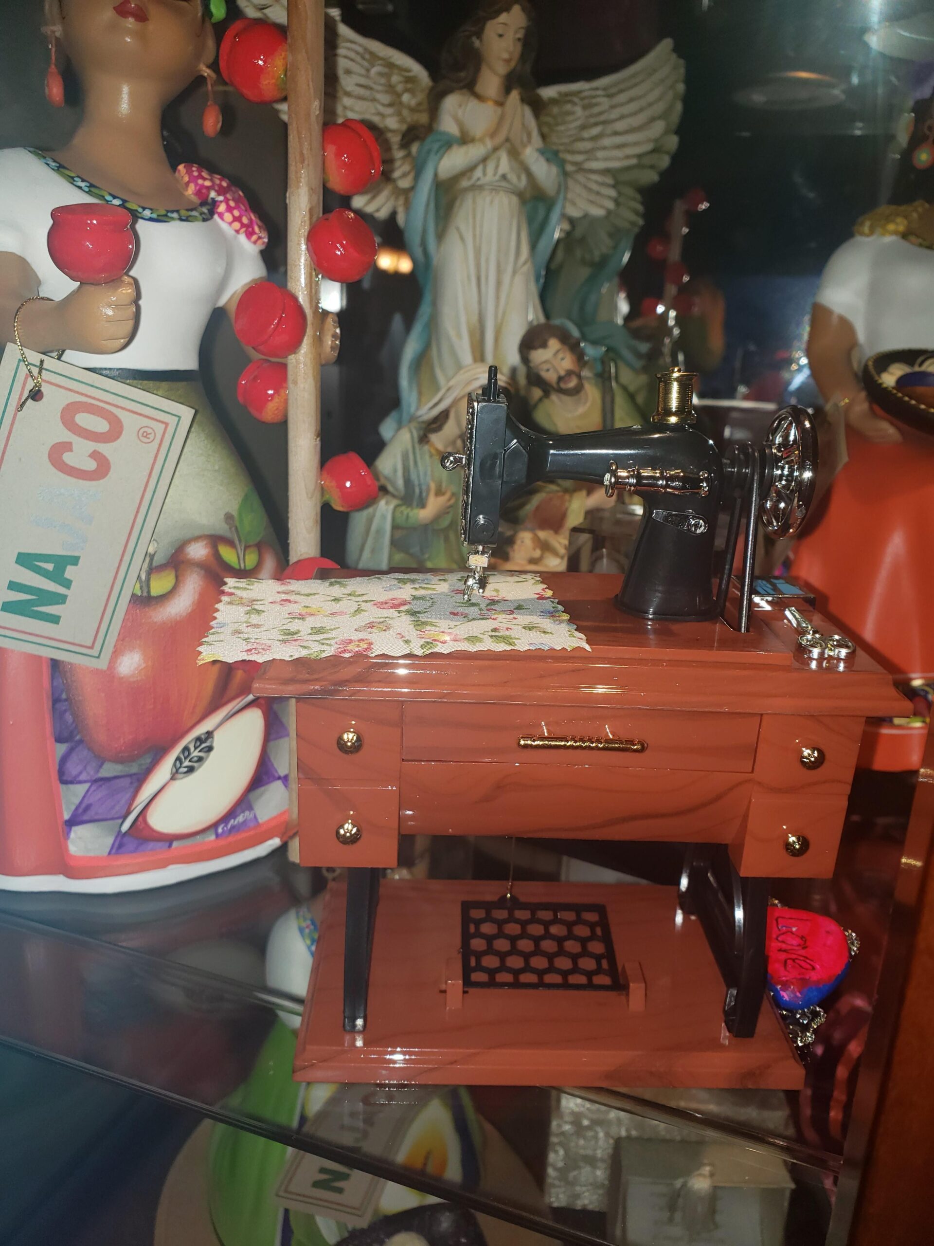 Artyea Vintage Mini Sewing Machine Style Plastic Music Box Table Desk Decoration Toy Gift for Kid Children, brown Customer Review Artyea Vintage Mini Sewing Machine Style Plastic Music Box Table Desk Decoration Toy Gift for Kid Children, brown - Customer Photo 2