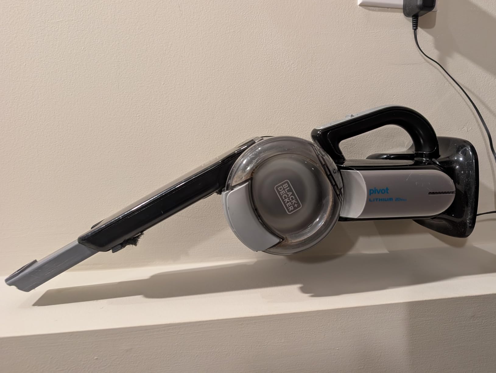 BLACK+DECKER dustbuster PIVOT VAC Handheld Vacuum Cordless, Hand Vacuum for Dorm, Car and Home, Portable with Crevice Tool and Pivot Nozzle (BDH2000PL) Customer Review BLACK+DECKER dustbuster PIVOT VAC Handheld Vacuum Cordless, Hand Vacuum for Dorm, Car and Home, Portable with Crevice Tool and Pivot Nozzle (BDH2000PL) - Customer Photo 2