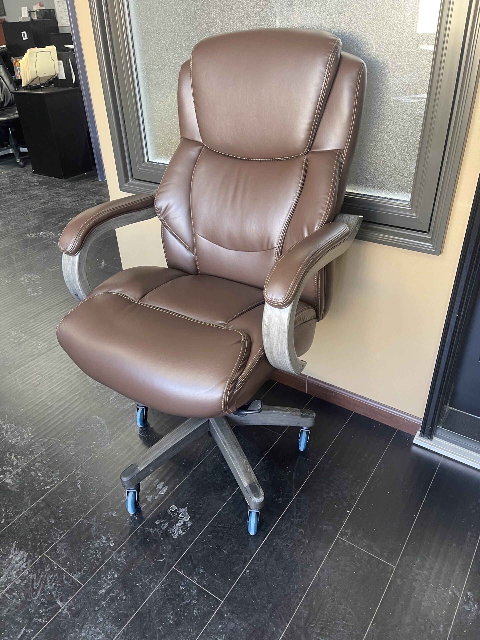 La-Z-Boy Delano Big & Tall Executive Office Chair, Ergonomic Mid-Back Body Pillow Lumbar Support, ComfortCore Memory Foam Cushion, Mahogany Wood Arms & Swivel Base, Bonded Leather, Chestnut Brown Customer Review La-Z-Boy Delano Big & Tall Executive Office Chair, Ergonomic Mid-Back Body Pillow Lumbar Support, ComfortCore Memory Foam Cushion, Mahogany Wood Arms & Swivel Base, Bonded Leather, Chestnut Brown - Customer Photo 2