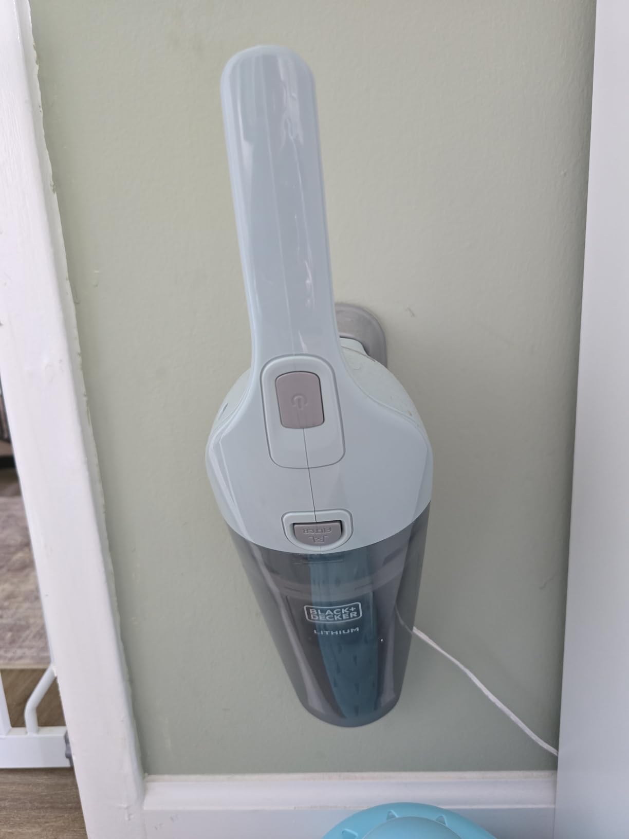 BLACK+DECKER Cordless Lithium Handheld Power Vacuum with Wall Mount Base and Charger, White (HNV220BCZ10FF) Customer Review BLACK+DECKER Cordless Lithium Handheld Power Vacuum with Wall Mount Base and Charger, White (HNV220BCZ10FF) - Customer Photo 2