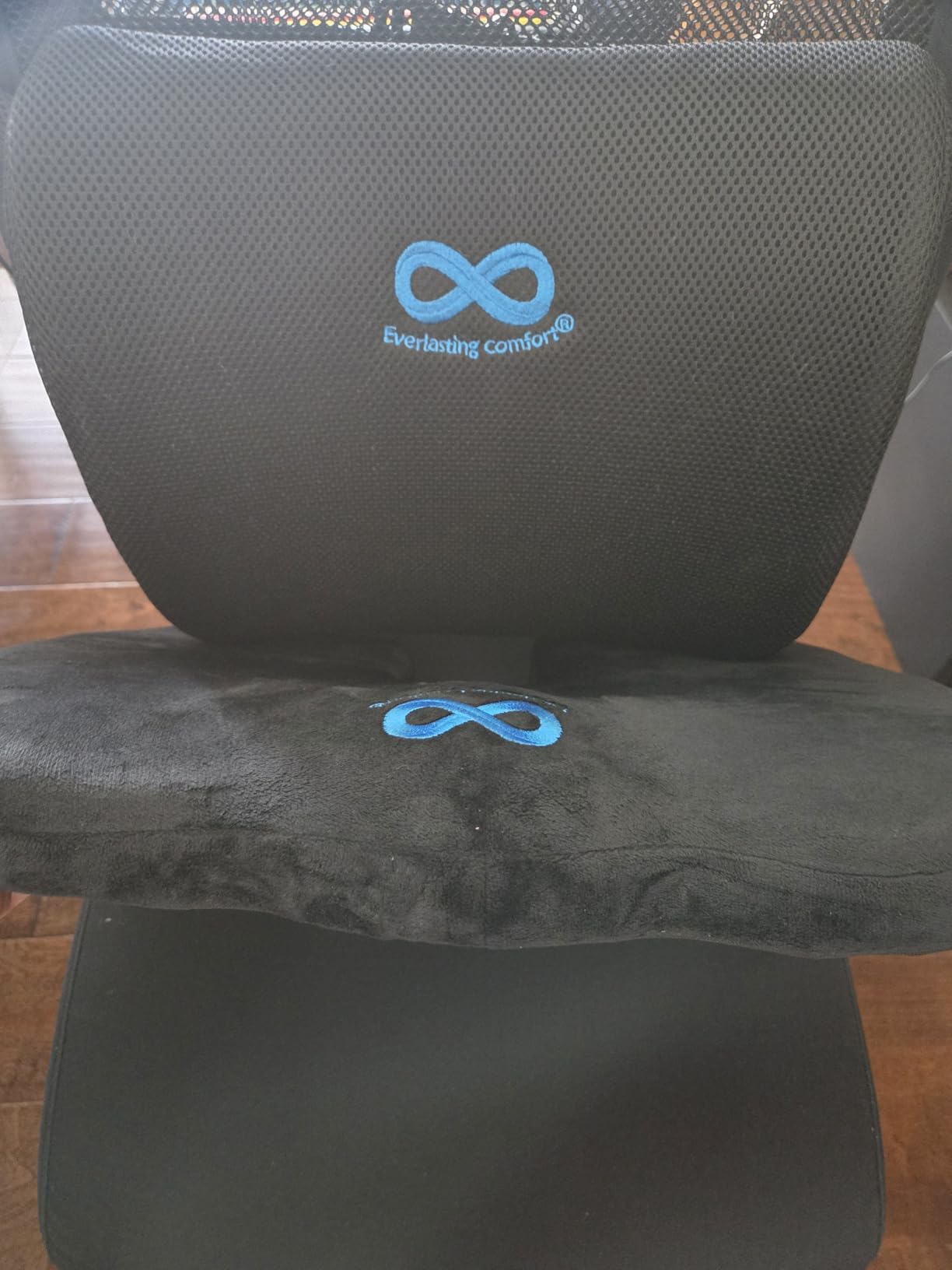 Everlasting Comfort Doctor Recommended Memory Foam Seat Cushion for Office Chairs & Car Seat - Ergonomic Office Desk Accessories for Tailbone Pain Relief, Sciatica & Back Support Customer Review Everlasting Comfort Doctor Recommended Memory Foam Seat Cushion for Office Chairs & Car Seat - Ergonomic Office Desk Accessories for Tailbone Pain Relief, Sciatica & Back Support - Customer Photo 2
