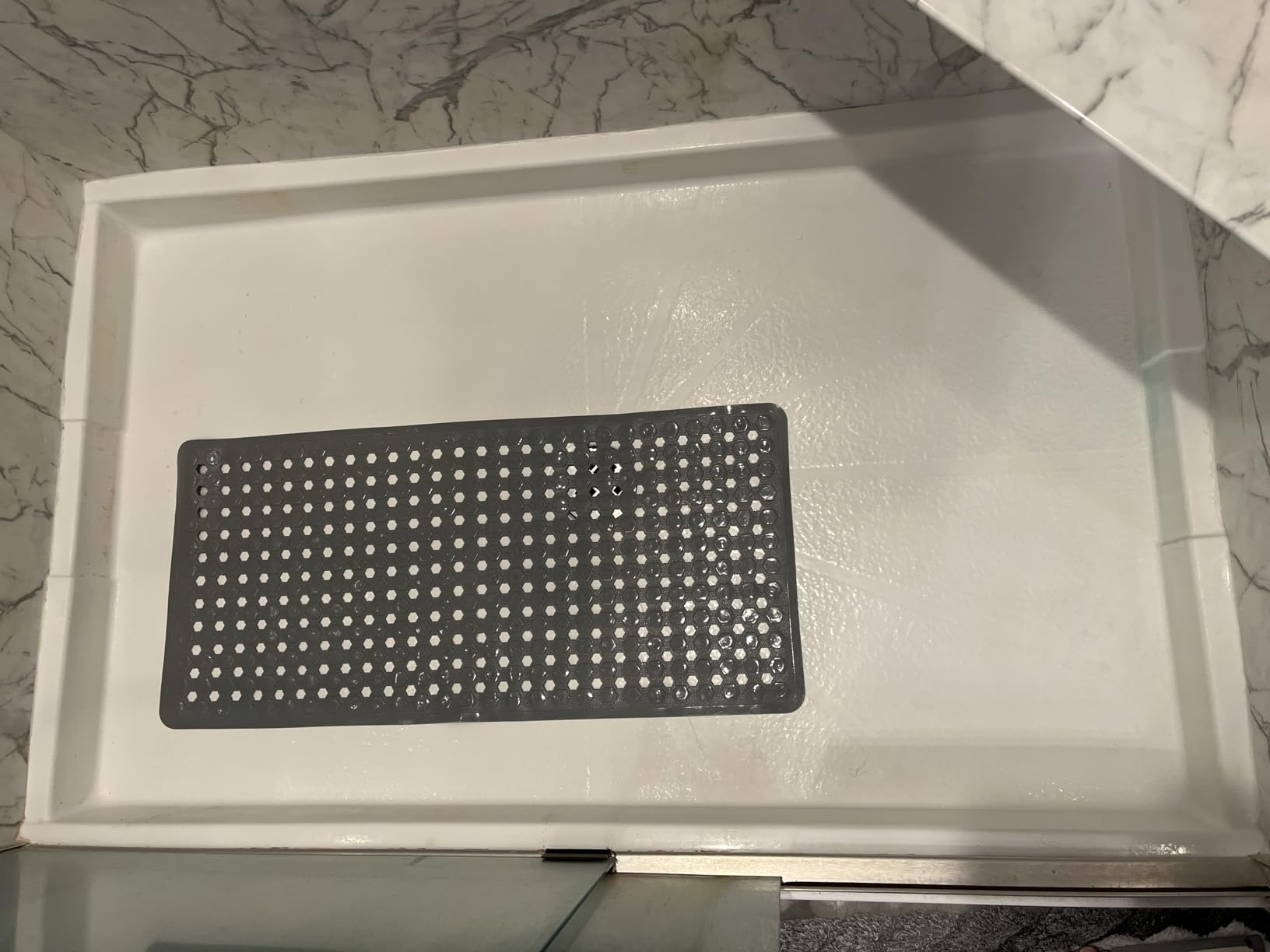 GORILLA GRIP Patented Bath Tub Shower Mat, Machine Washable Bathtub Floor Liner Mats, Suction Cups and Drain Holes to Keep Tubs Clean, Soft on Feet, Bathroom Essentials, 35x16 Inch, Clear Customer Review GORILLA GRIP Patented Bath Tub Shower Mat, Machine Washable Bathtub Floor Liner Mats, Suction Cups and Drain Holes to Keep Tubs Clean, Soft on Feet, Bathroom Essentials, 35x16 Inch, Clear - Customer Photo 2
