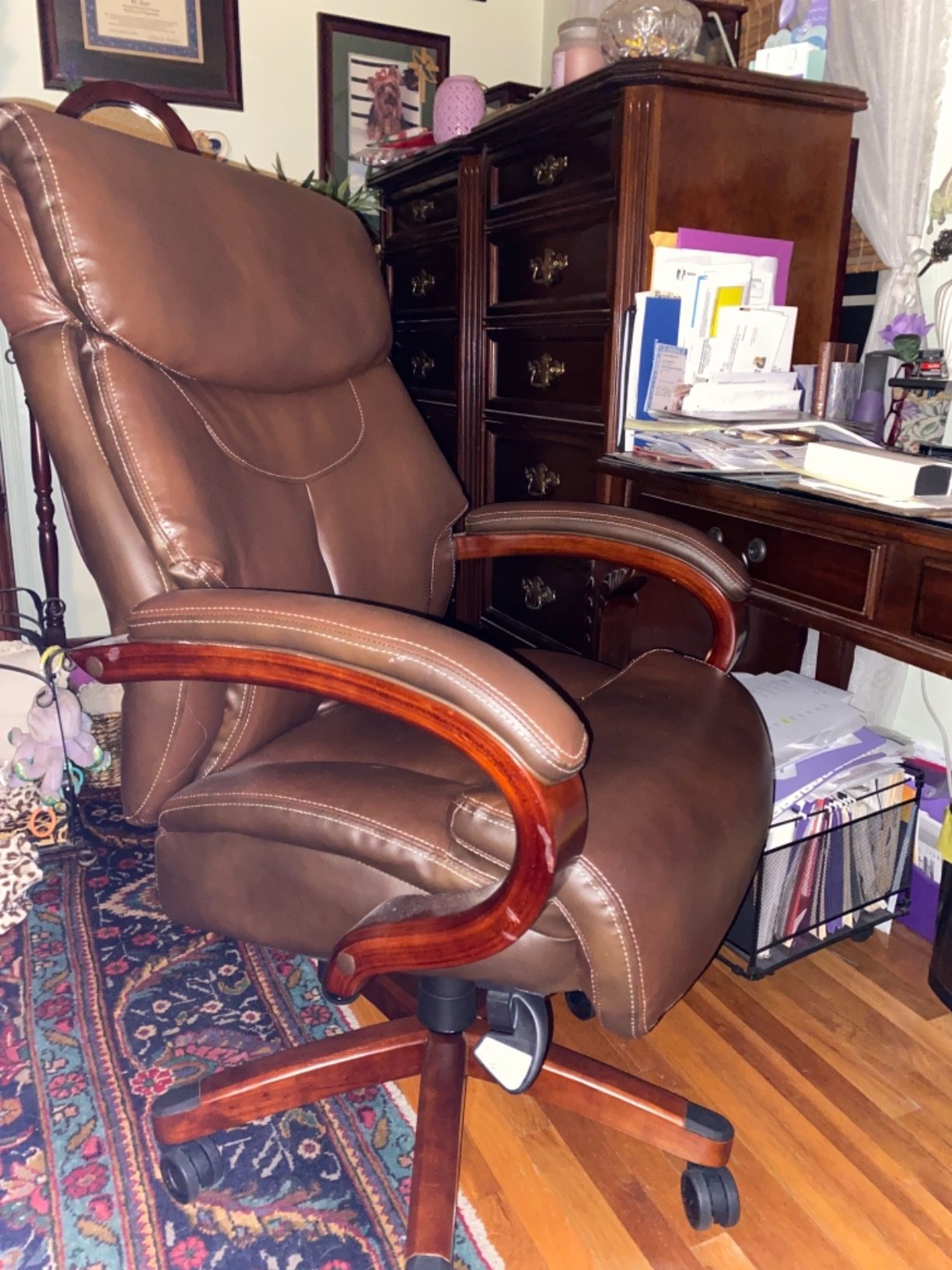 La-Z-Boy 1104593 Bradley Bonded Leather Executive Chair Customer Review La-Z-Boy 1104593 Bradley Bonded Leather Executive Chair - Customer Photo 2