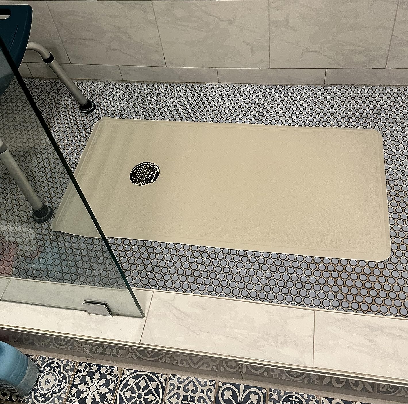 Rubbermaid Commercial Products Bath Tub and Shower Mat, 36-Inch X 18-Inch, White, Extra Long, Machine Washable, Safti-Grip Non-Slip Bathroom Mat with Suction Cups for Home/Hotel/Shower/Bathtub Customer Review Rubbermaid Commercial Products Bath Tub and Shower Mat, 36-Inch X 18-Inch, White, Extra Long, Machine Washable, Safti-Grip Non-Slip Bathroom Mat with Suction Cups for Home/Hotel/Shower/Bathtub - Customer Photo 1