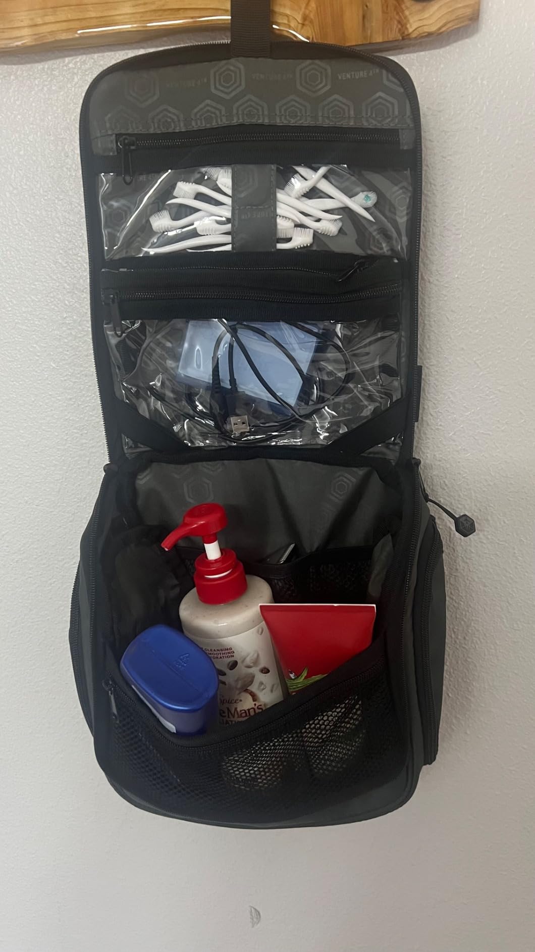 VENTURE 4TH Hanging Travel Toiletry Bag for Women & Men - Travel Organizer with Expandable Compartments & Removable Clear Pouch for Toiletries (Light Blue) Customer Review VENTURE 4TH Hanging Travel Toiletry Bag for Women & Men - Travel Organizer with Expandable Compartments & Removable Clear Pouch for Toiletries (Light Blue) - Customer Photo 1