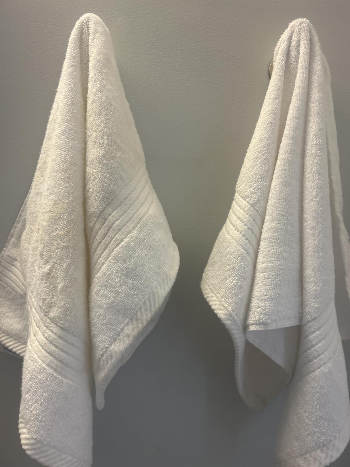 Utopia Towels 6 Pack Medium Bath Towel Set, 24 by 48 Inches, 500 GSM 100% Ring Spun Cotton, Lightweight and Highly Absorbent Quick Drying Premium Towels for Hotel, Spa and Bathroom, White Customer Review Utopia Towels 6 Pack Medium Bath Towel Set, 24 by 48 Inches, 500 GSM 100% Ring Spun Cotton, Lightweight and Highly Absorbent Quick Drying Premium Towels for Hotel, Spa and Bathroom, White - Customer Photo 3