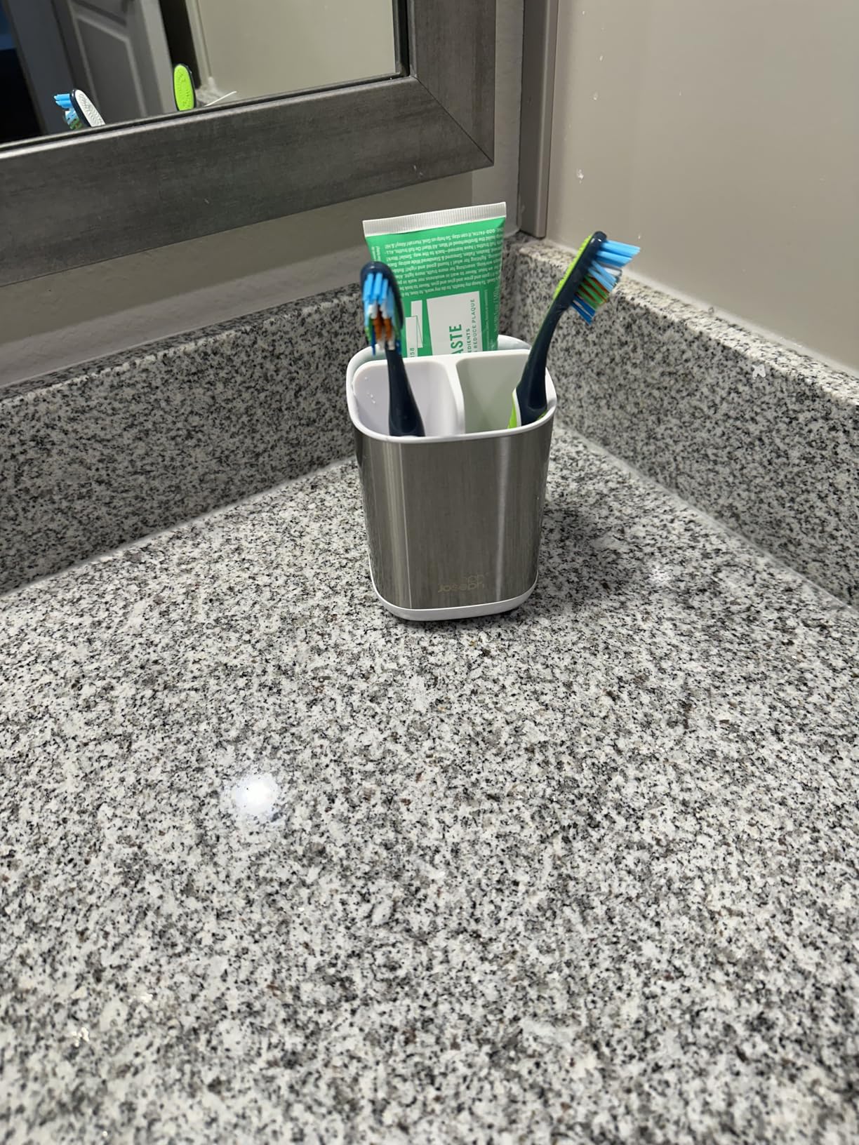 Joseph Joseph Easy-Store - Compact Toothbrush Holder Caddy Bathroom Storage, Grey/White, Regular Customer Review Joseph Joseph Easy-Store - Compact Toothbrush Holder Caddy Bathroom Storage, Grey/White, Regular - Customer Photo 1