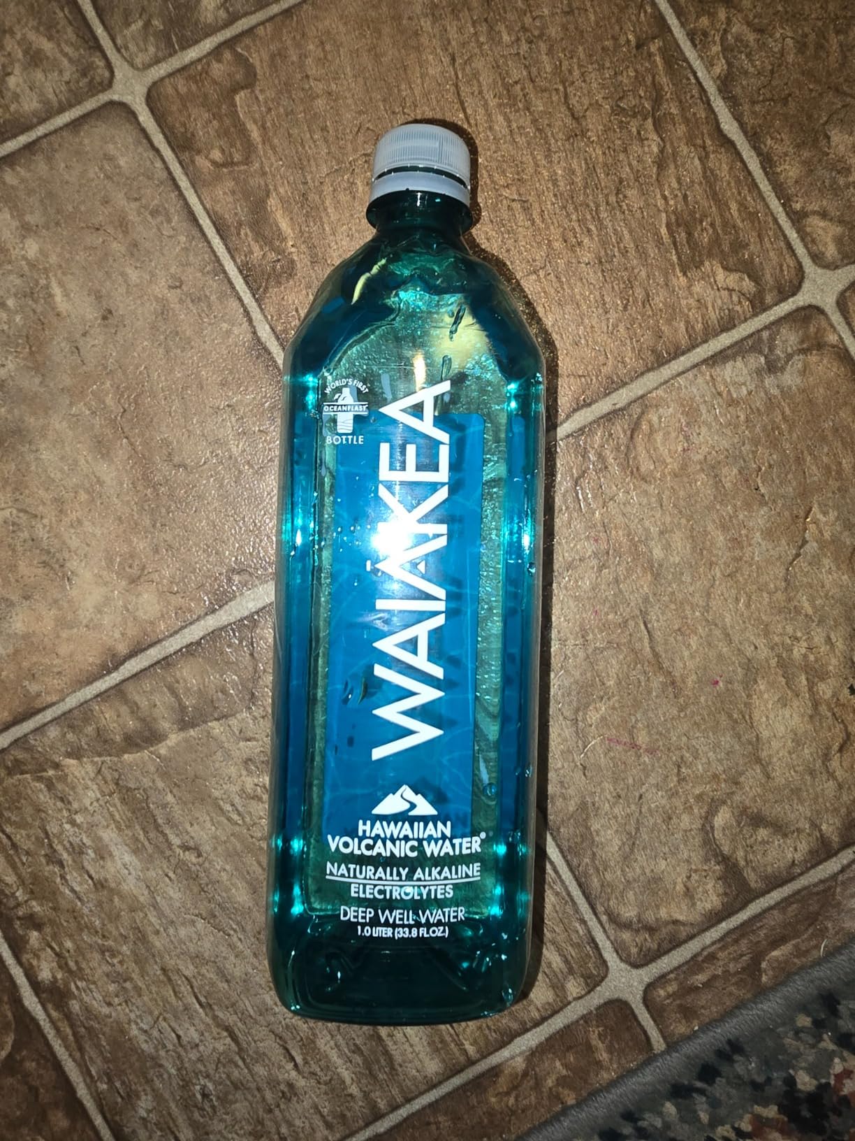 Waiākea - Hawaiian Volcanic Water - Naturally Alkaline Water - pH Range 7.6 to 8.2 - All Natural Minerals & Electrolytes - 100% Recycled Water Bottles - Bottled Water 15 Pack - 23.7 Fl Oz, 700 mL Customer Review Waiākea - Hawaiian Volcanic Water - Naturally Alkaline Water - pH Range 7.6 to 8.2 - All Natural Minerals & Electrolytes - 100% Recycled Water Bottles - Bottled Water 15 Pack - 23.7 Fl Oz, 700 mL - Customer Photo 2