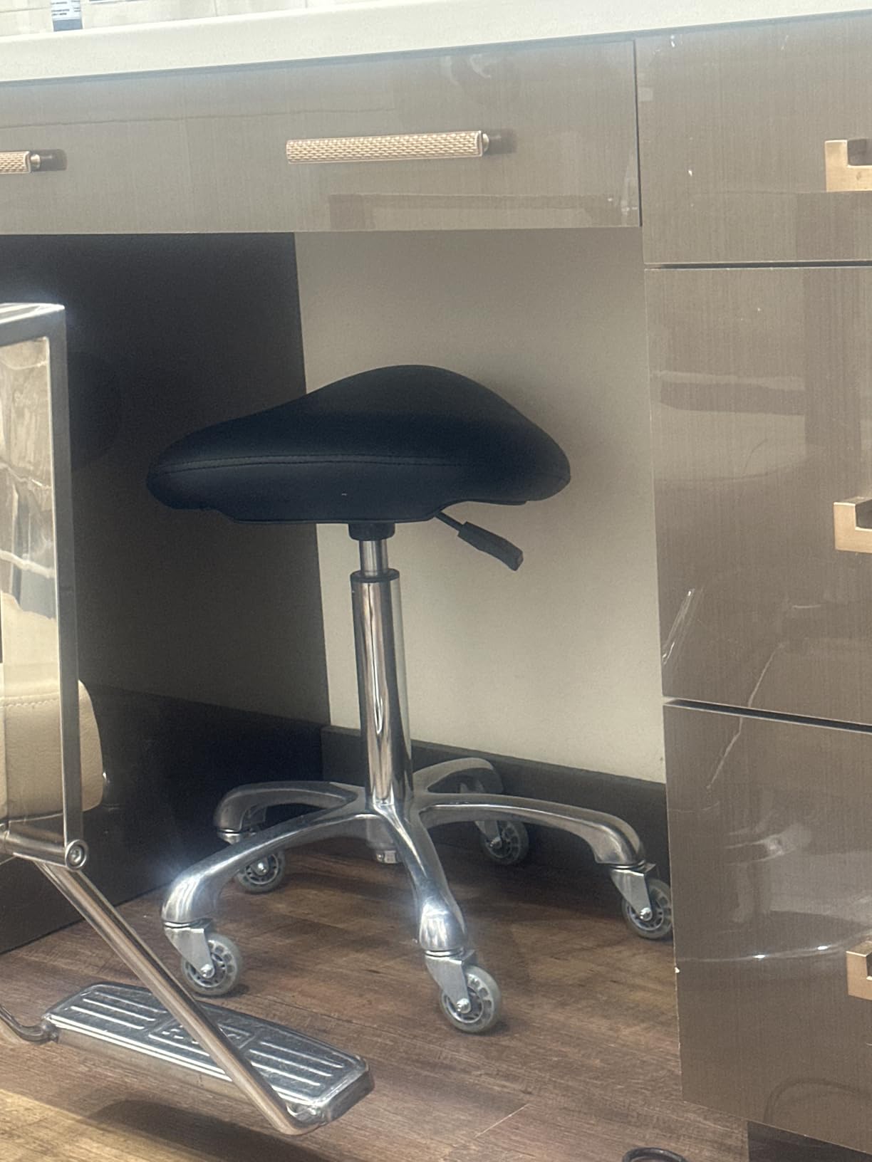 Professional Saddle Stool with Wheels Ergonomic Swivel Height Adjustable for Clinic Dentist Beauty Salon Tattoo Office (Camel) Customer Review Professional Saddle Stool with Wheels Ergonomic Swivel Height Adjustable for Clinic Dentist Beauty Salon Tattoo Office (Camel) - Customer Photo 1