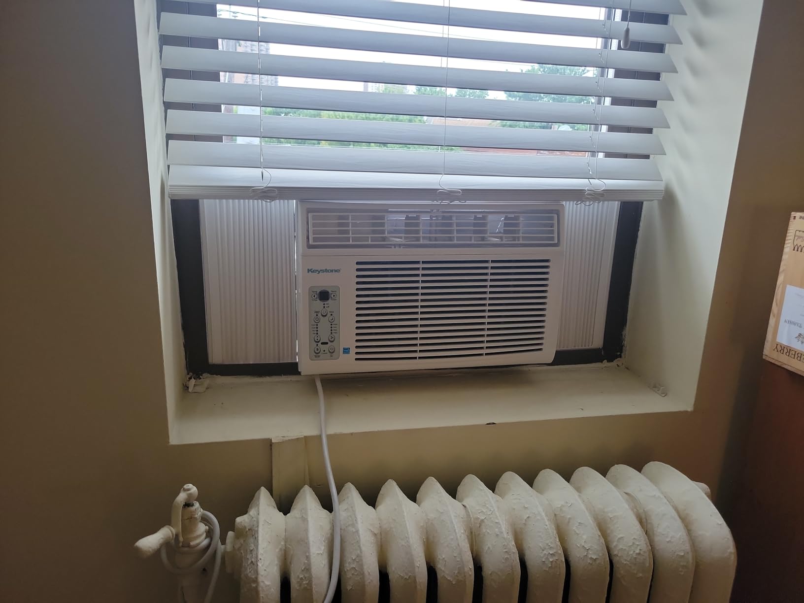 Keystone 6,000 BTU Window Mounted Air Conditioner & Dehumidifier, 115V, Air Conditioner for Rooms up to 250 Sq.Ft. with Smart Remote Control - Customer Photo 3