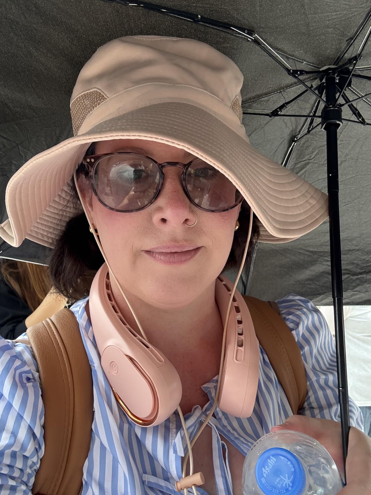 FrSara Neck Fan, Portable Personal Fan Strong Wind, 5200mAh, Air Volume,360° Cooling, No Hair Twisting, Air Volume On 2 Sides, Non-Slip, Quick Charge, Long Use Time, Birthday Gift for Women, Dad, Men Customer Review FrSara Neck Fan, Portable Personal Fan Strong Wind, 5200mAh, Air Volume,360° Cooling, No Hair Twisting, Air Volume On 2 Sides, Non-Slip, Quick Charge, Long Use Time, Birthday Gift for Women, Dad, Men - Customer Photo 2