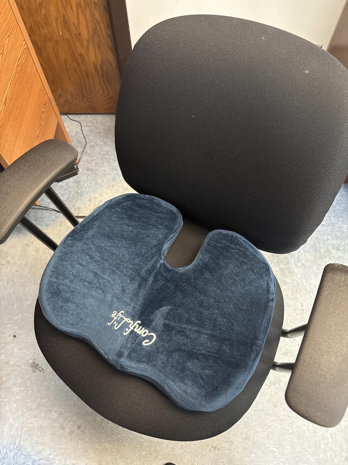 ComfiLife Premium Gel & Memory Foam Seat Cushion – Doctor Recommended Office Chair Cushion, Car Seat Cushion – Chair Cushions for Back & Sciatica Pain Relief – Seat Cushions for Office & Desk (Black) Customer Review ComfiLife Premium Gel & Memory Foam Seat Cushion – Doctor Recommended Office Chair Cushion, Car Seat Cushion – Chair Cushions for Back & Sciatica Pain Relief – Seat Cushions for Office & Desk (Black) - Customer Photo 1