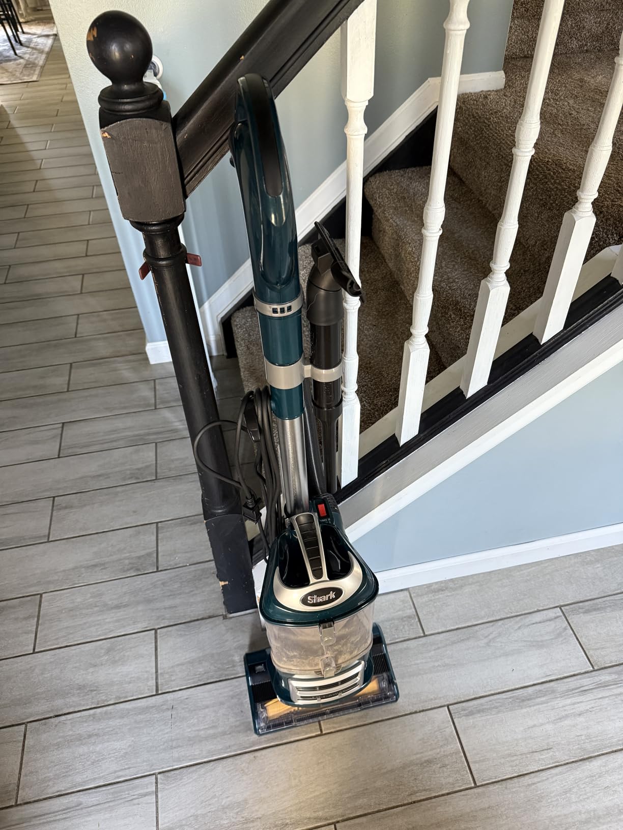 Shark Upright Vacuum, Navigator Lift-Away with Self-Cleaning Brushroll, HEPA Filter, Swivel Steering, Upholstery Tool & Pet Crevice Tool, Perfect for Pets & Multi-Surface, Teal, ZU503AMZ Customer Review Shark Upright Vacuum, Navigator Lift-Away with Self-Cleaning Brushroll, HEPA Filter, Swivel Steering, Upholstery Tool & Pet Crevice Tool, Perfect for Pets & Multi-Surface, Teal, ZU503AMZ - Customer Photo 2