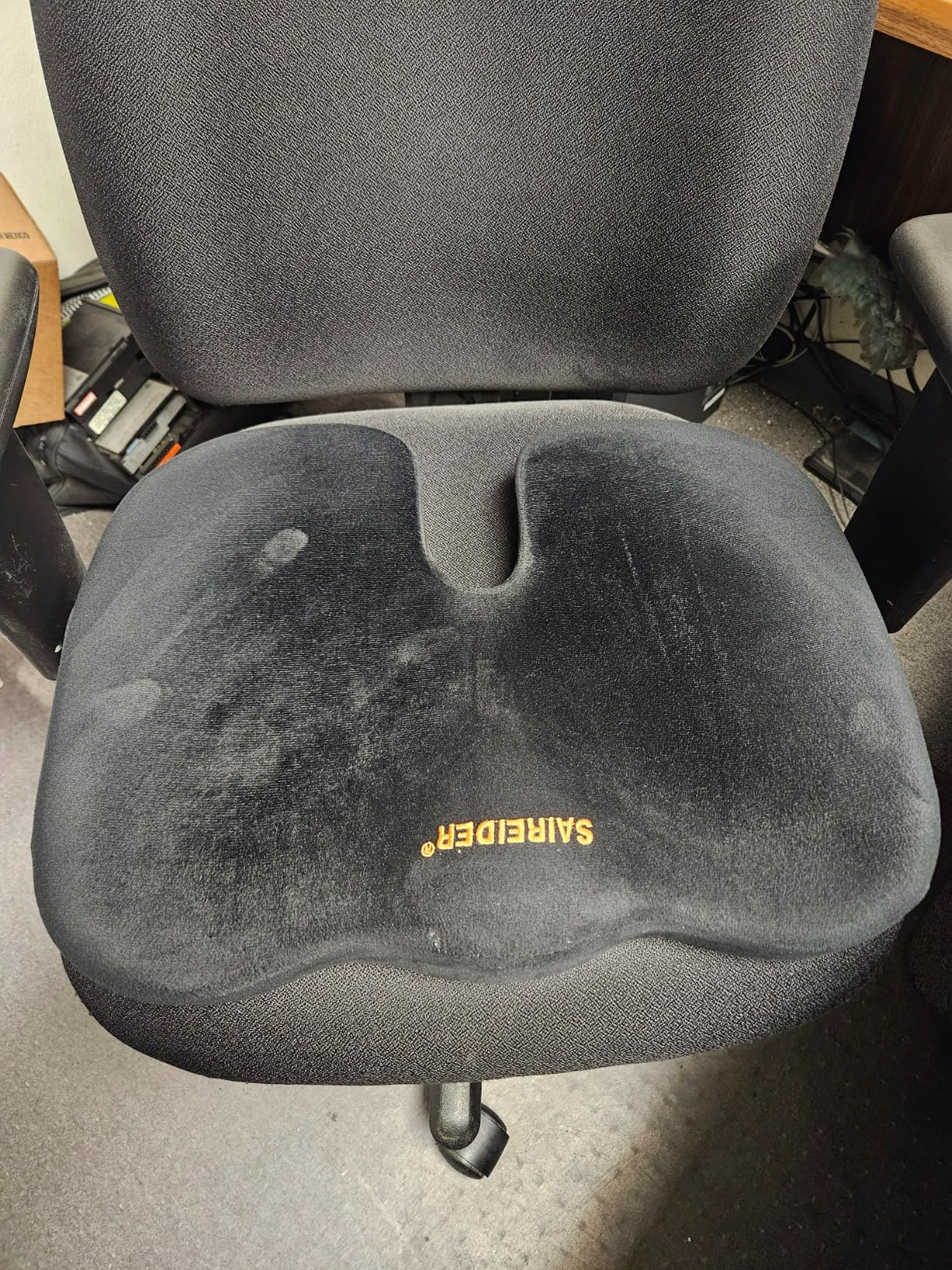 SAIREIDER Office Chair Cushion, Car Seat Cushion, Memory Foam Coccyx Cushion Pads for Tailbone Pain, Sciatica Relief Pillow, Correct Sitting Posture (Black) Customer Review SAIREIDER Office Chair Cushion, Car Seat Cushion, Memory Foam Coccyx Cushion Pads for Tailbone Pain, Sciatica Relief Pillow, Correct Sitting Posture (Black) - Customer Photo 2