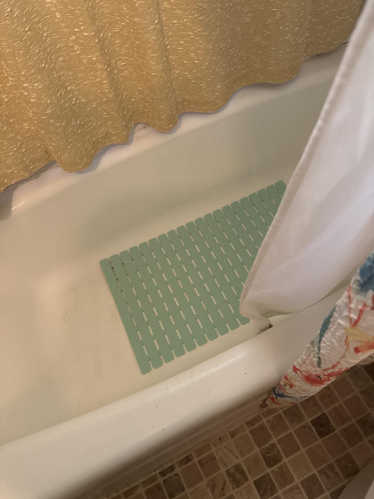 MBOSS Bathtub Mat Non Slip, Shower Mat for Inside Shower, Suction Cups Design and Drain Holes, 27.5 X 15.7 Inch, Bathroom Essentials Safe, Easy to DIY Cut, Soft and Eco-Friendly Materials Customer Review MBOSS Bathtub Mat Non Slip, Shower Mat for Inside Shower, Suction Cups Design and Drain Holes, 27.5 X 15.7 Inch, Bathroom Essentials Safe, Easy to DIY Cut, Soft and Eco-Friendly Materials - Customer Photo 1
