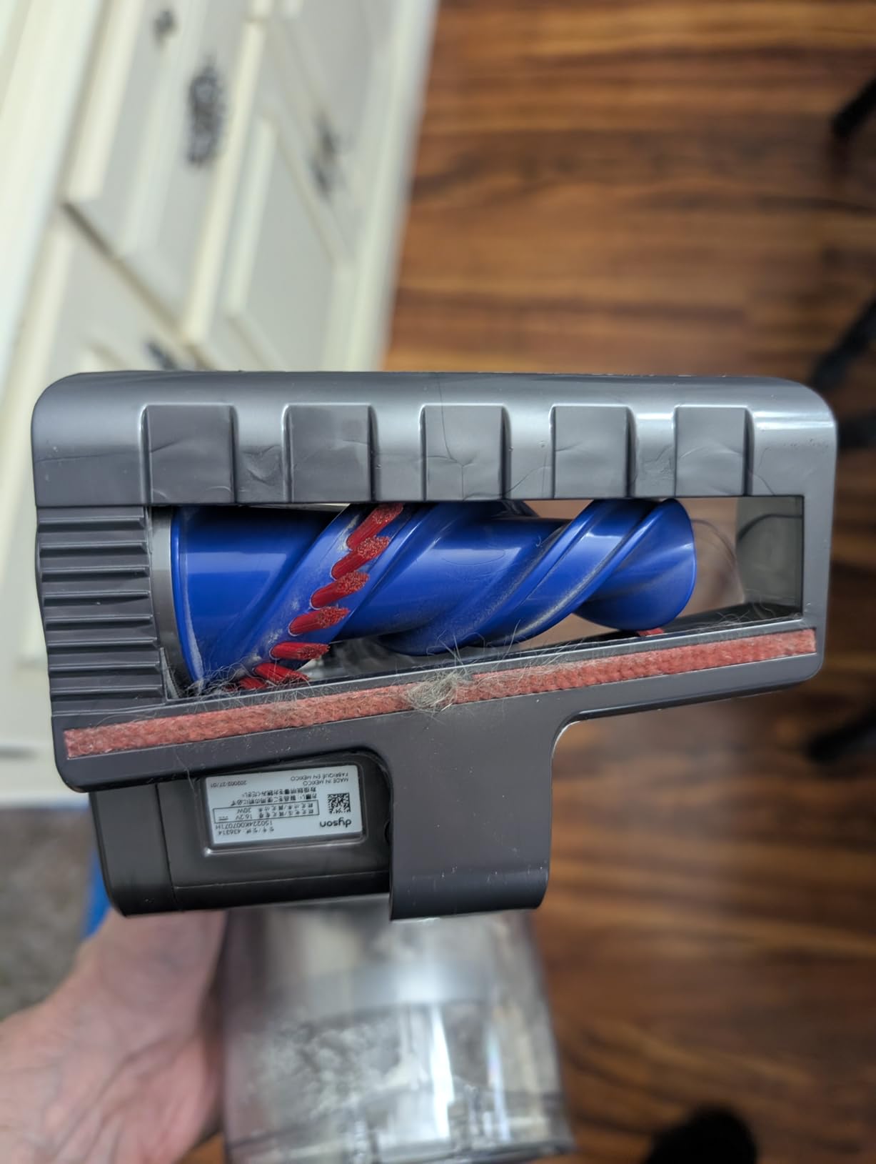Dyson V8 Cordless Vacuum, Cleans Hard Floors and Carpets, Detangles, Converts to Handheld, 115AW, 2 Power Modes, Up to 40 Minutes¹ Customer Review Dyson V8 Cordless Vacuum, Cleans Hard Floors and Carpets, Detangles, Converts to Handheld, 115AW, 2 Power Modes, Up to 40 Minutes¹ - Customer Photo 2