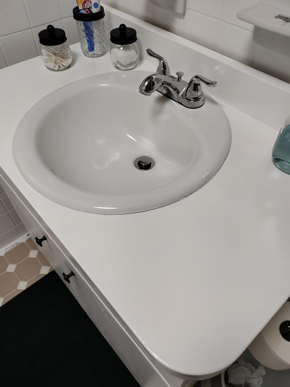 Rust-Oleum 384165 Tub And Tile Refinishing 2-Part Kit, 32 oz, Gloss White Customer Review Rust-Oleum 384165 Tub And Tile Refinishing 2-Part Kit, 32 oz, Gloss White - Customer Photo 5