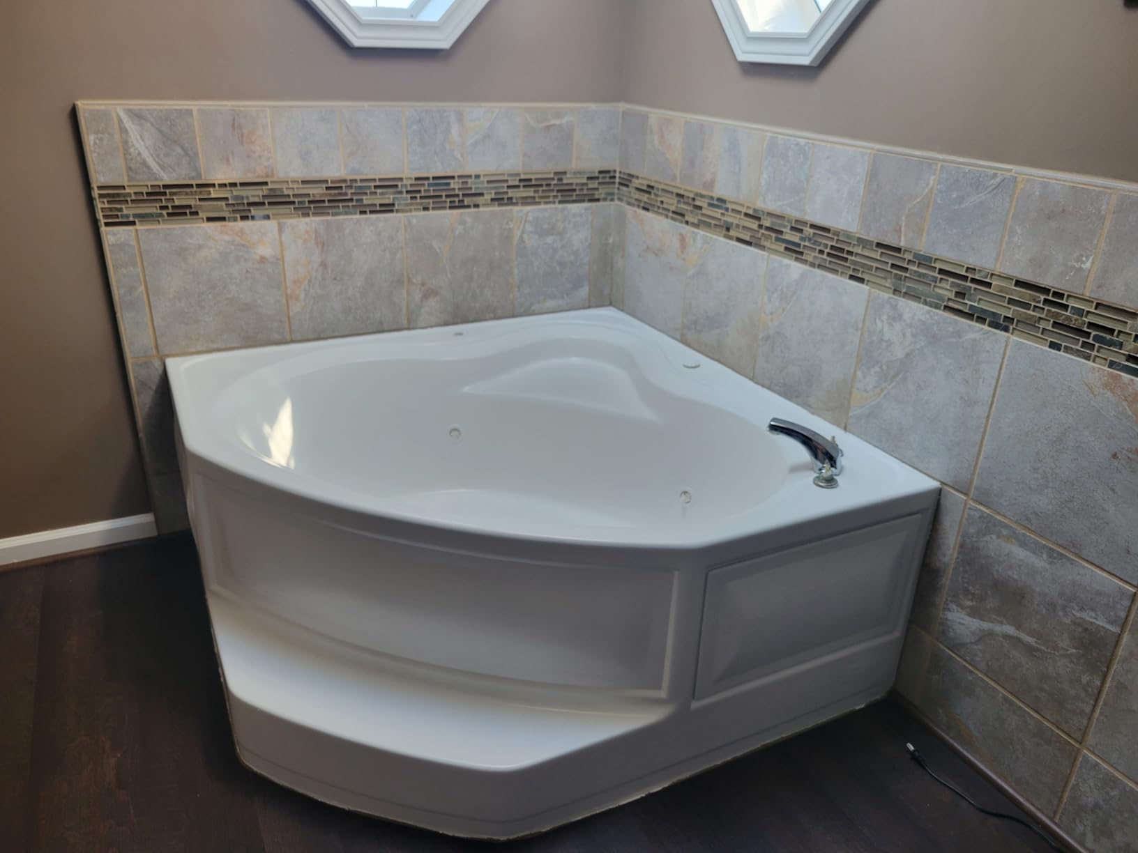 DWIL Tub Paint, Tub and Tile Refinishing Kit 33oz with Tools, Tile Refinishing Kit White Bathtub Paint Water Based &Low Odor, Easy to Use Sink for Bathroom Kitchen, Semi-Gloss White, 50-55sq.ft Customer Review DWIL Tub Paint, Tub and Tile Refinishing Kit 33oz with Tools, Tile Refinishing Kit White Bathtub Paint Water Based &Low Odor, Easy to Use Sink for Bathroom Kitchen, Semi-Gloss White, 50-55sq.ft - Customer Photo 3