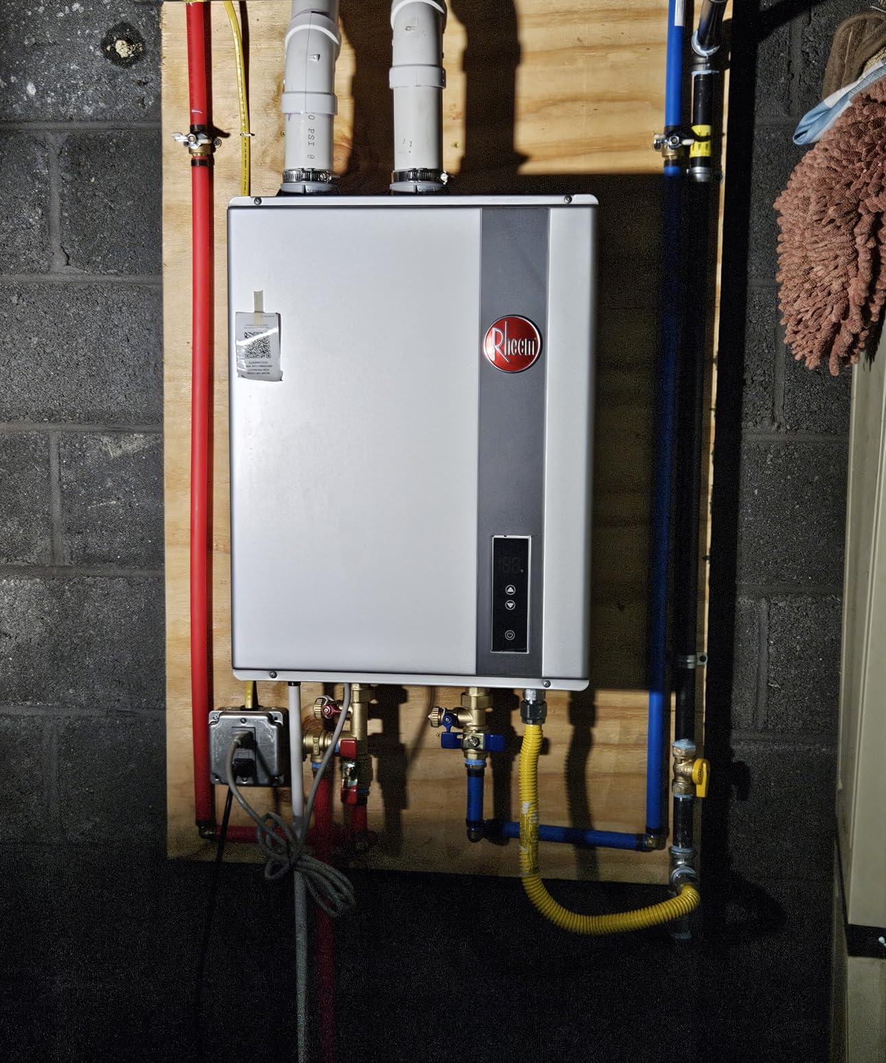 Rheem RTGH-95DVLN-3 RTGH Series 9.5 GPM 199,900 BTU 120 Volt Residential Indoor Natural Gas Tankless Water Heater Stainless Steel - Customer Photo 1