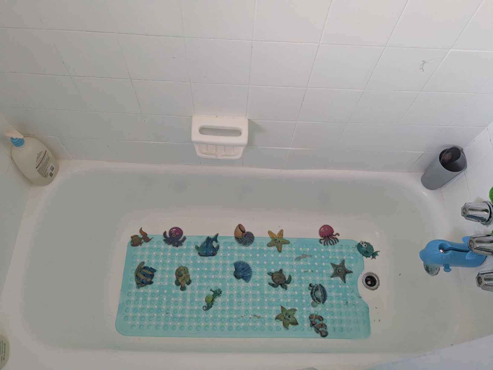 Bath Tub and Shower Mats, Non Slip 40 x 16 Inch Extra Large Bathtub Mat, Machine Washable Bathmat with Drain Holes, Suction Cups for Bathroom Floor, Gray Customer Review Bath Tub and Shower Mats, Non Slip 40 x 16 Inch Extra Large Bathtub Mat, Machine Washable Bathmat with Drain Holes, Suction Cups for Bathroom Floor, Gray - Customer Photo 1