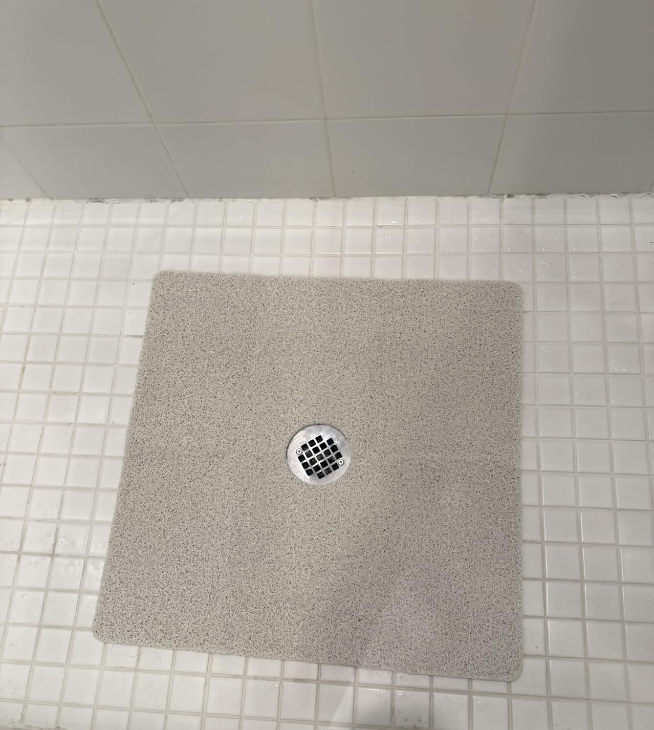 HITSLAM Square Shower Mat, 24 x 24 Inch Non Slip Bath Mat for Tub, Soft PVC Loofah Bathtub Mats with Drain Holes, Quick Drying Bathroom Stall Floor Mat, Bathroom Accessories Without Suction Cup, Grey Customer Review HITSLAM Square Shower Mat, 24 x 24 Inch Non Slip Bath Mat for Tub, Soft PVC Loofah Bathtub Mats with Drain Holes, Quick Drying Bathroom Stall Floor Mat, Bathroom Accessories Without Suction Cup, Grey - Customer Photo 1