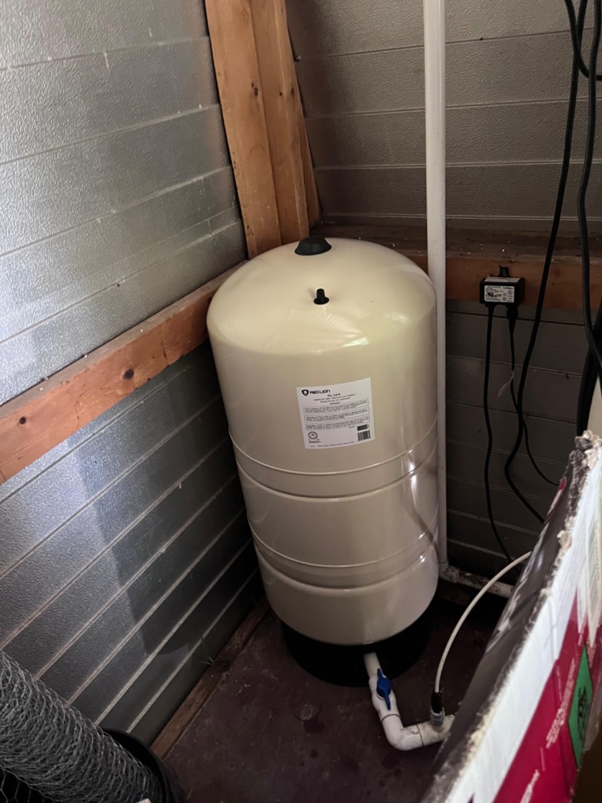 Red Lion RL34A 34-Gallon Vertical Pre-Charged Pressure Tank with Thermoplastic Base for Well Pumps, 1-Inch FNPT System Connection, Almond, 604683 Customer Review Red Lion RL34A 34-Gallon Vertical Pre-Charged Pressure Tank with Thermoplastic Base for Well Pumps, 1-Inch FNPT System Connection, Almond, 604683 - Customer Photo 1