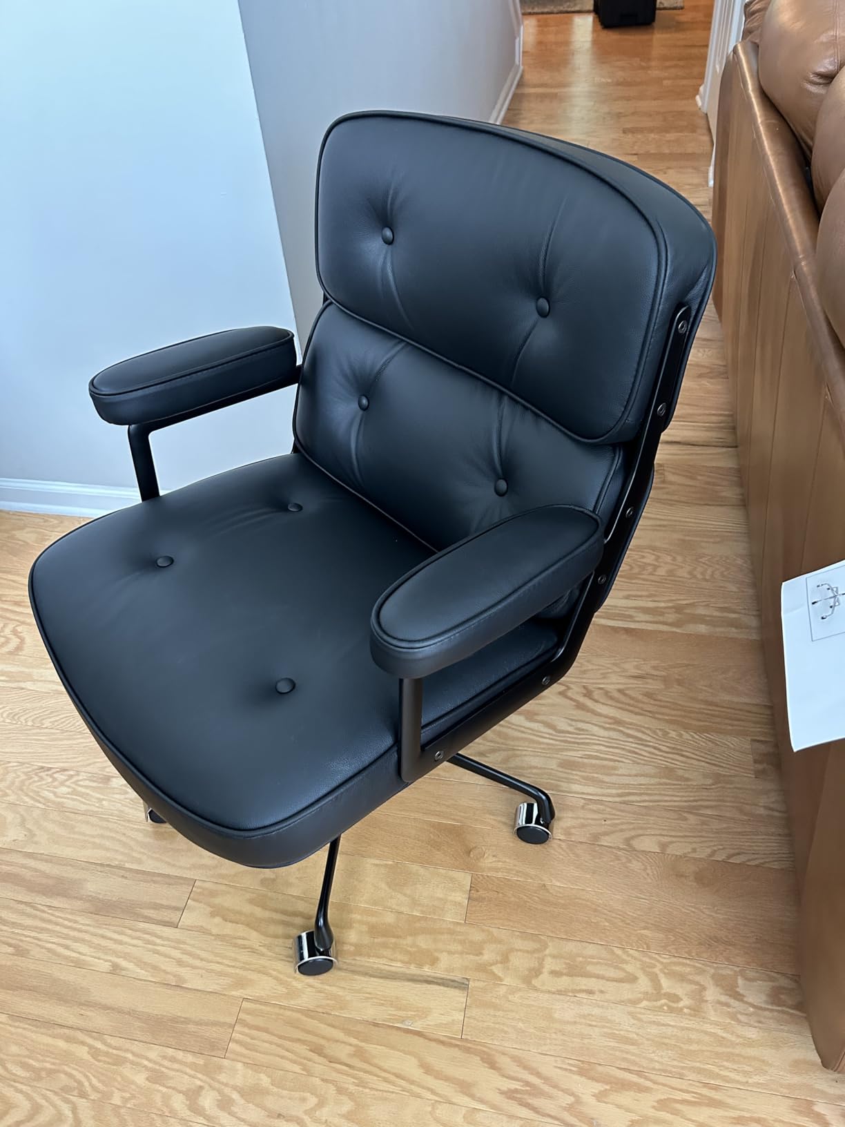 Genuine Leather Office Chair, Mid Back Executive Desk Chair with Aluminum Arms and Wheels, Swivel Office Leather Chair with Thickened Backrest and Ergonomic Lumbar Support, Brown Customer Review Genuine Leather Office Chair, Mid Back Executive Desk Chair with Aluminum Arms and Wheels, Swivel Office Leather Chair with Thickened Backrest and Ergonomic Lumbar Support, Brown - Customer Photo 2