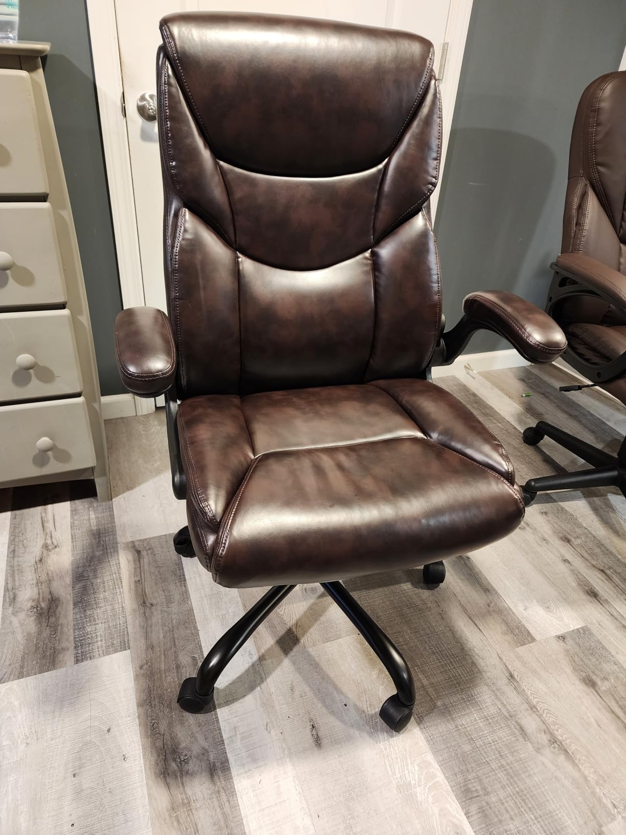 Sweetcrispy Ergonomic Office Chair Heavy Duty Task Desk Chair with Flip-up Arms, PU Leather, Adjustable Swivel Rolling Chair with Wheels, Beige Customer Review Sweetcrispy Ergonomic Office Chair Heavy Duty Task Desk Chair with Flip-up Arms, PU Leather, Adjustable Swivel Rolling Chair with Wheels, Beige - Customer Photo 2