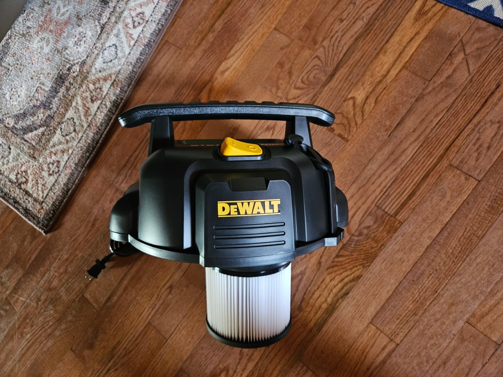DEWALT 5 Gallon STEALTHSONIC Shop Vacuum Wet and Dry, Powerful Suction & Portable Shop Vac with Attachments, Ultra Quiet Wet Dry Vac for Home, Garage, Car, Workshop, Jobsite, DXV05P-QT, 4 Peak HP - Customer Photo 2