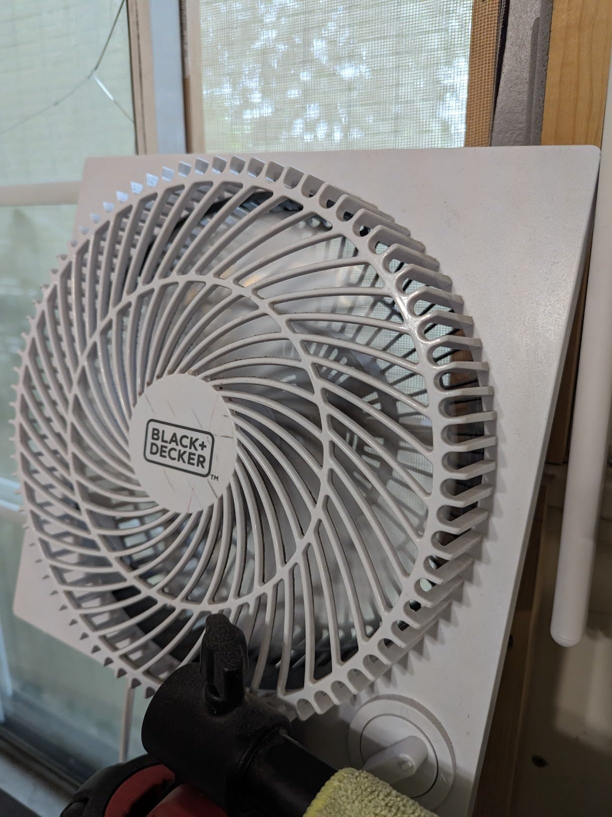 BLACK+DECKER Desktop Air Cooler, Personal Portable Fan with 3-Speeds, Evaporative Air Cooler with 0.5L Water Tank, Air Cooler Fan for Desk, Home, Office, Bedroom, and more, BDMC10, White/Gray Customer Review BLACK+DECKER Desktop Air Cooler, Personal Portable Fan with 3-Speeds, Evaporative Air Cooler with 0.5L Water Tank, Air Cooler Fan for Desk, Home, Office, Bedroom, and more, BDMC10, White/Gray - Customer Photo 1