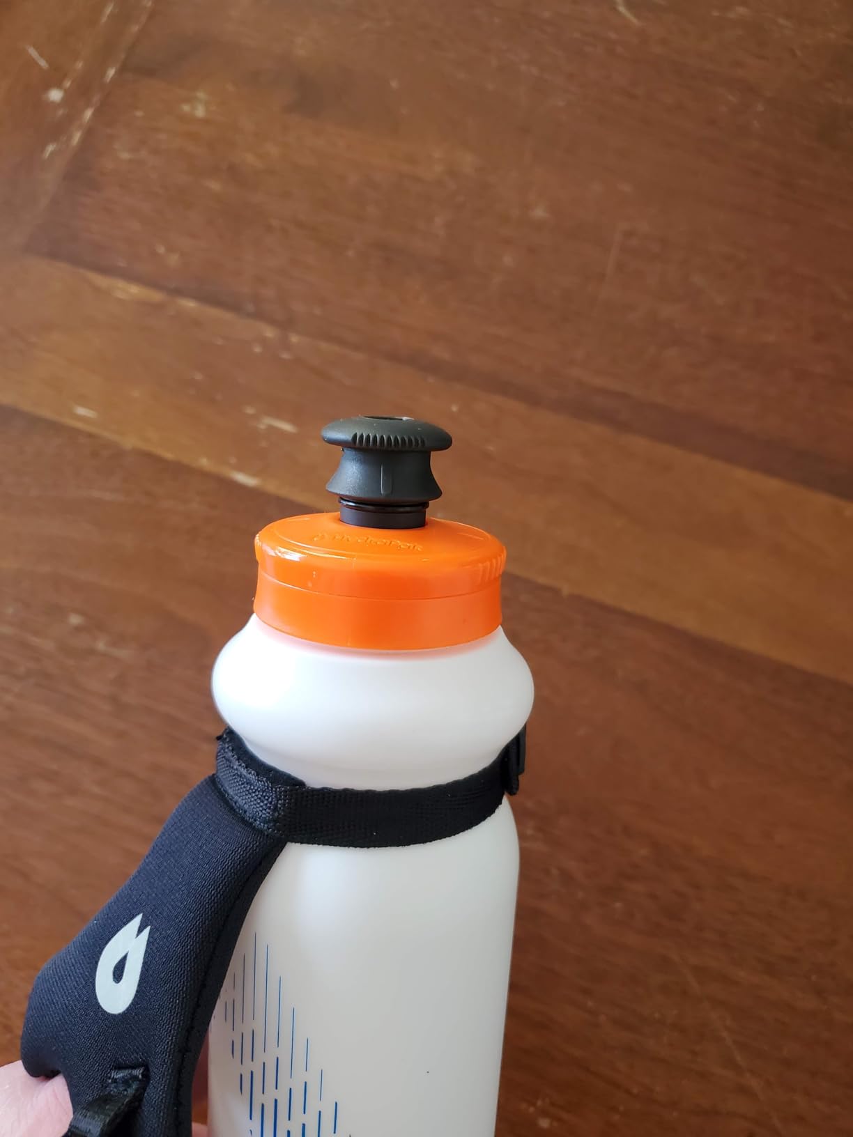 HydraPak Tempo Pro 525ml - Handheld Running Squeeze Bottle for Training and Race Day Hydration with Removable Strap (525ml/17oz) - White Customer Review HydraPak Tempo Pro 525ml - Handheld Running Squeeze Bottle for Training and Race Day Hydration with Removable Strap (525ml/17oz) - White - Customer Photo 2