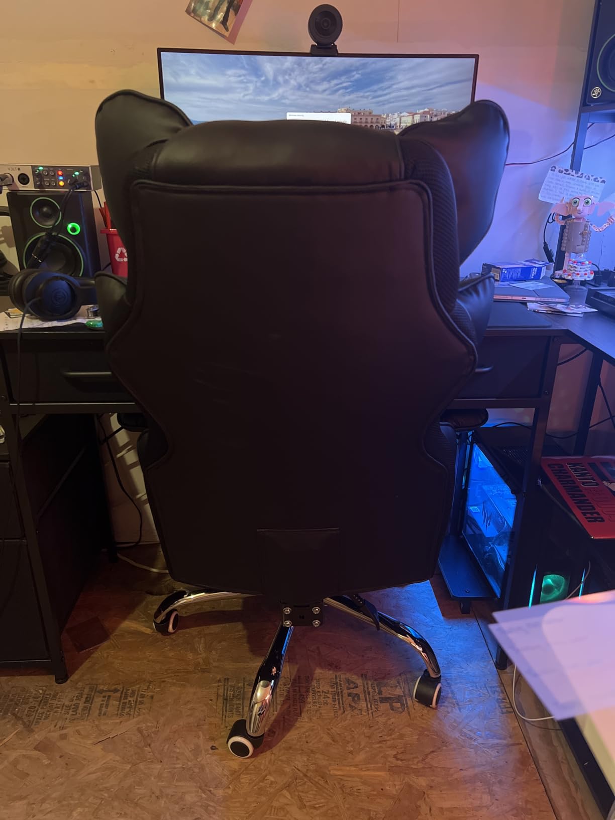 COMHOMA Big and Tall Office Chair 400LBS Wide Ergonomic Gaming Chair with Deluxe Embossing Designed Leather with Foot Rest,150°Reclining Adjustable Armrests Pocket Spring Back Support and Pillow Customer Review COMHOMA Big and Tall Office Chair 400LBS Wide Ergonomic Gaming Chair with Deluxe Embossing Designed Leather with Foot Rest,150°Reclining Adjustable Armrests Pocket Spring Back Support and Pillow - Customer Photo 2