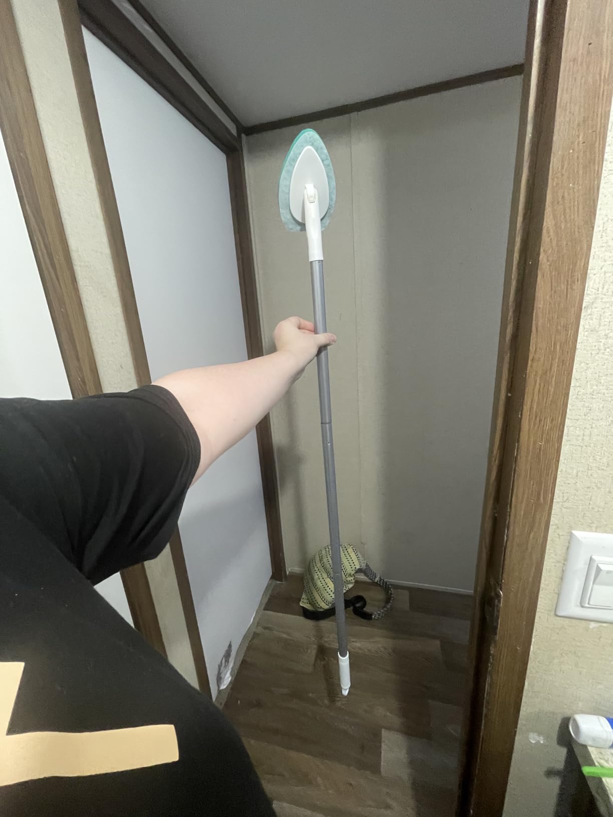 Shower Scrubber with Long Handle, 47'' Bathtub Scrub Brush, Bathroom Tub and Tile Cleaning Tool with 6 Refill Pads Customer Review Shower Scrubber with Long Handle, 47'' Bathtub Scrub Brush, Bathroom Tub and Tile Cleaning Tool with 6 Refill Pads - Customer Photo 1