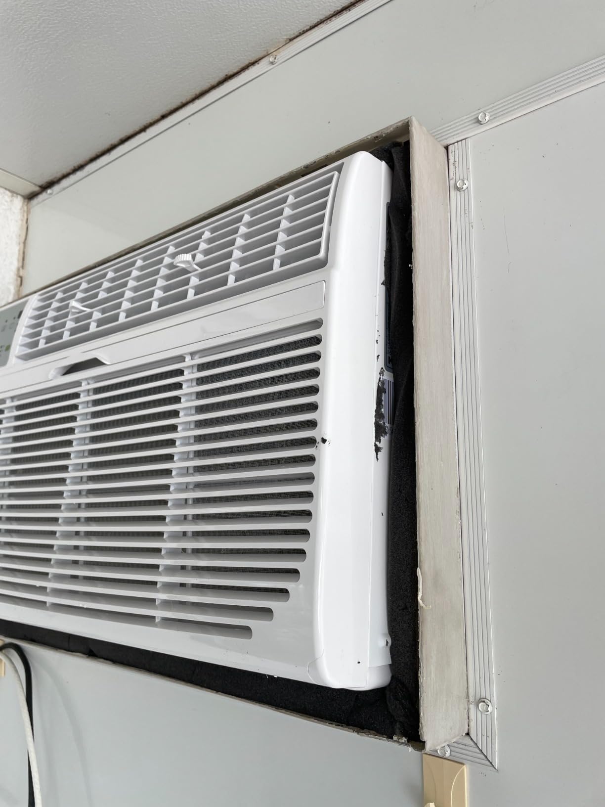 Keystone 10,000 BTU Through the Wall Air Conditioner and Dehumidifier, 115V, Through the Wall AC Unit for Bedroom, Bathroom, Nursery, Small-Medium Sized Rooms up to 450 Sq.Ft., Quiet, High Efficiency - Customer Photo 4