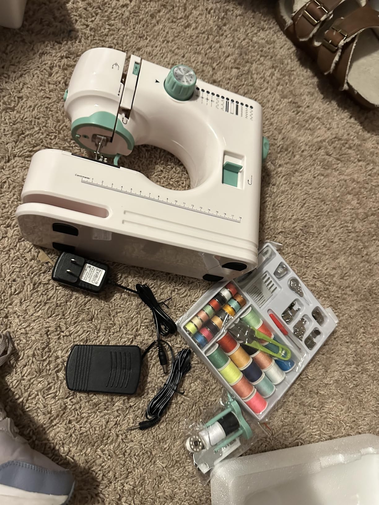 Sewing Machine for Beginners with 12 Built-in Stitches, 6 Included Feet, Portable Sewing Machine with Foot Pedal, High-Low Speeds Customer Review Sewing Machine for Beginners with 12 Built-in Stitches, 6 Included Feet, Portable Sewing Machine with Foot Pedal, High-Low Speeds - Customer Photo 1