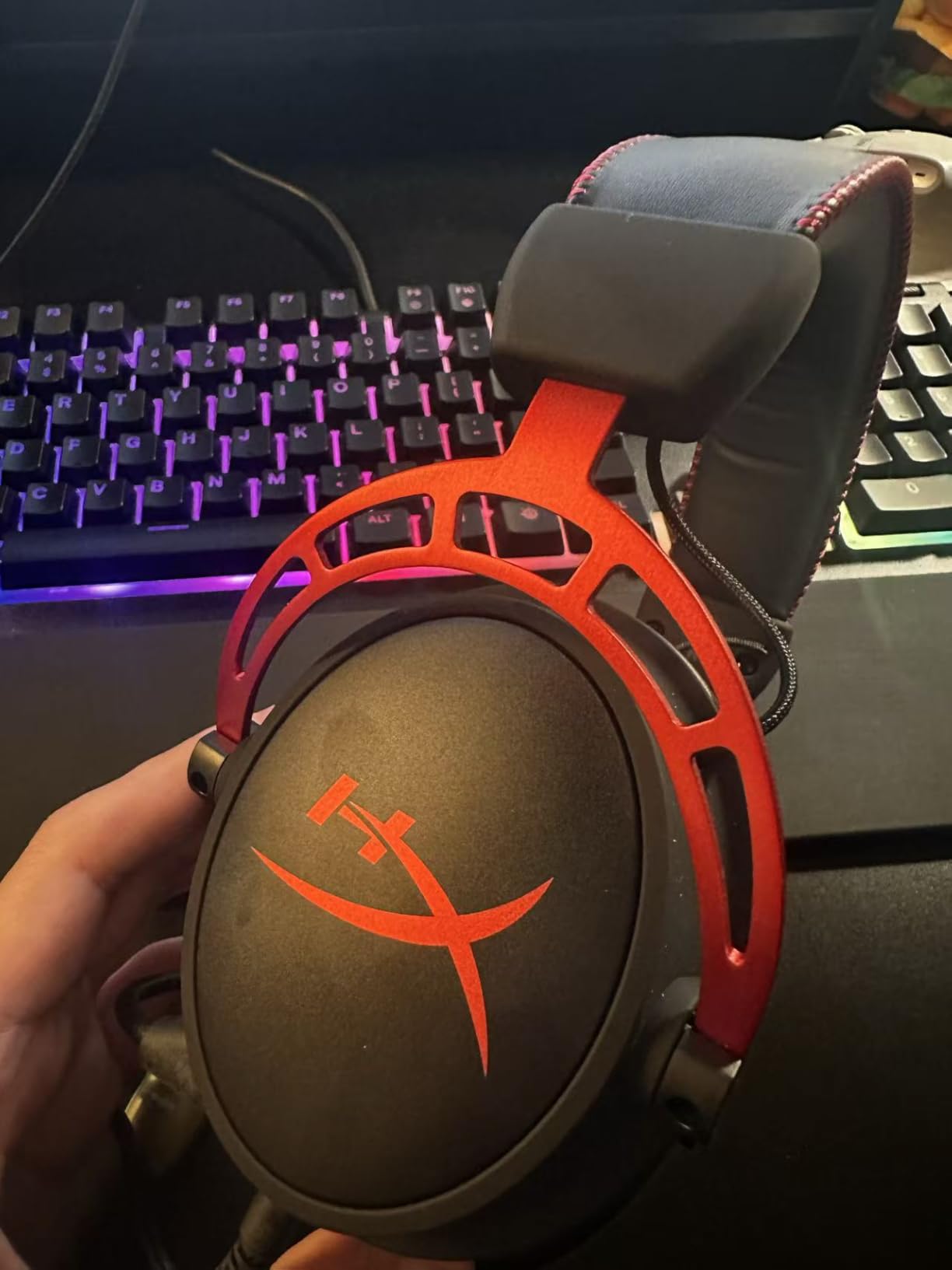 HyperX Cloud Alpha - Gaming Headset, Dual Chamber Drivers, Legendary Comfort, Aluminum Frame, Detachable Microphone, Works on PC, PS4, PS5, Xbox One/ Series X|S, Nintendo Switch and Mobile – Red - Customer Photo 5