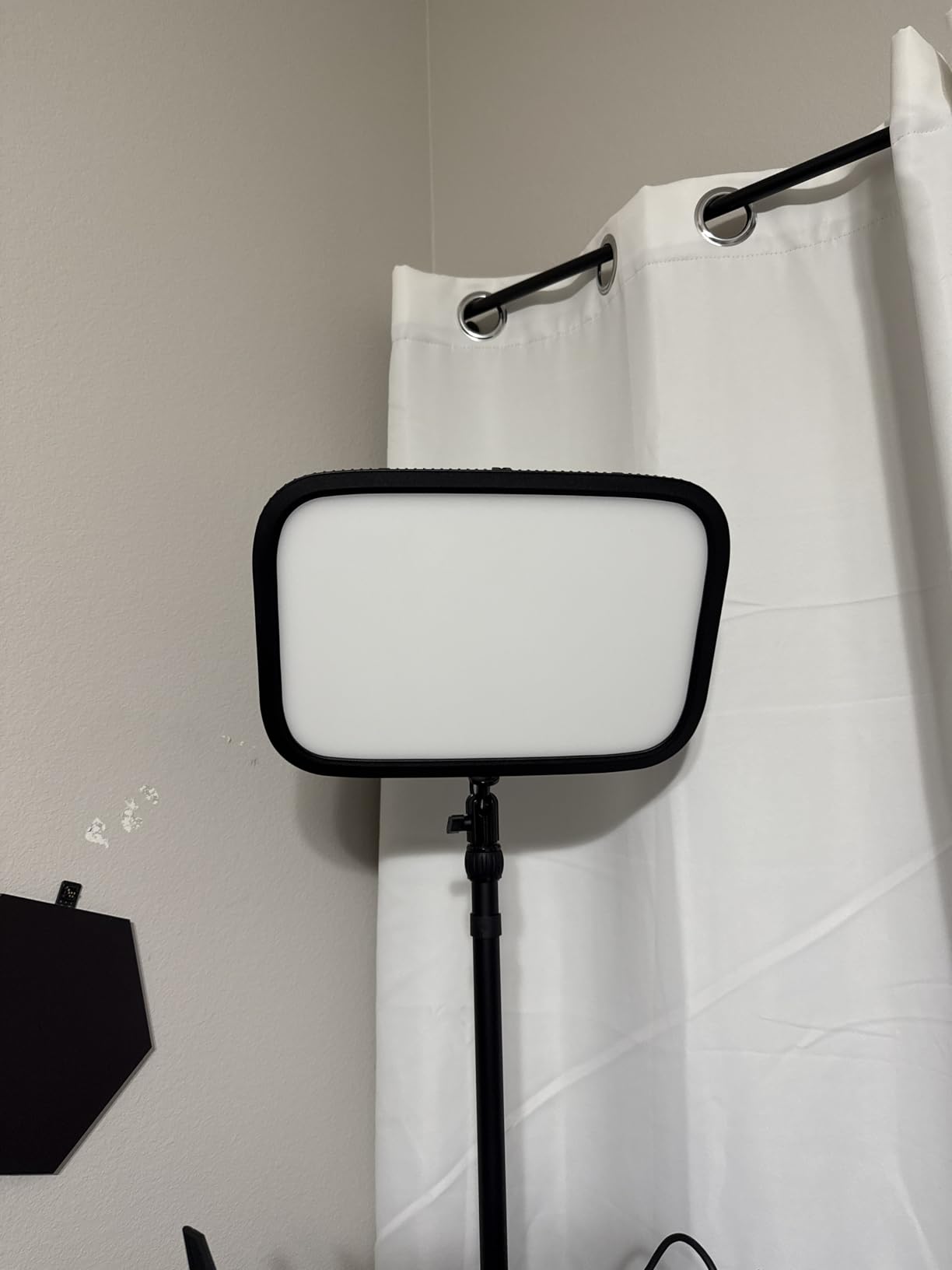 Elgato Key Light - Professional 2800 lumens Studio Light with desk clamp for Streaming, Recording and Video Conferencing, Temperature and Brightness app-adjustable on Mac, PC, iOS, Android - Customer Photo 5