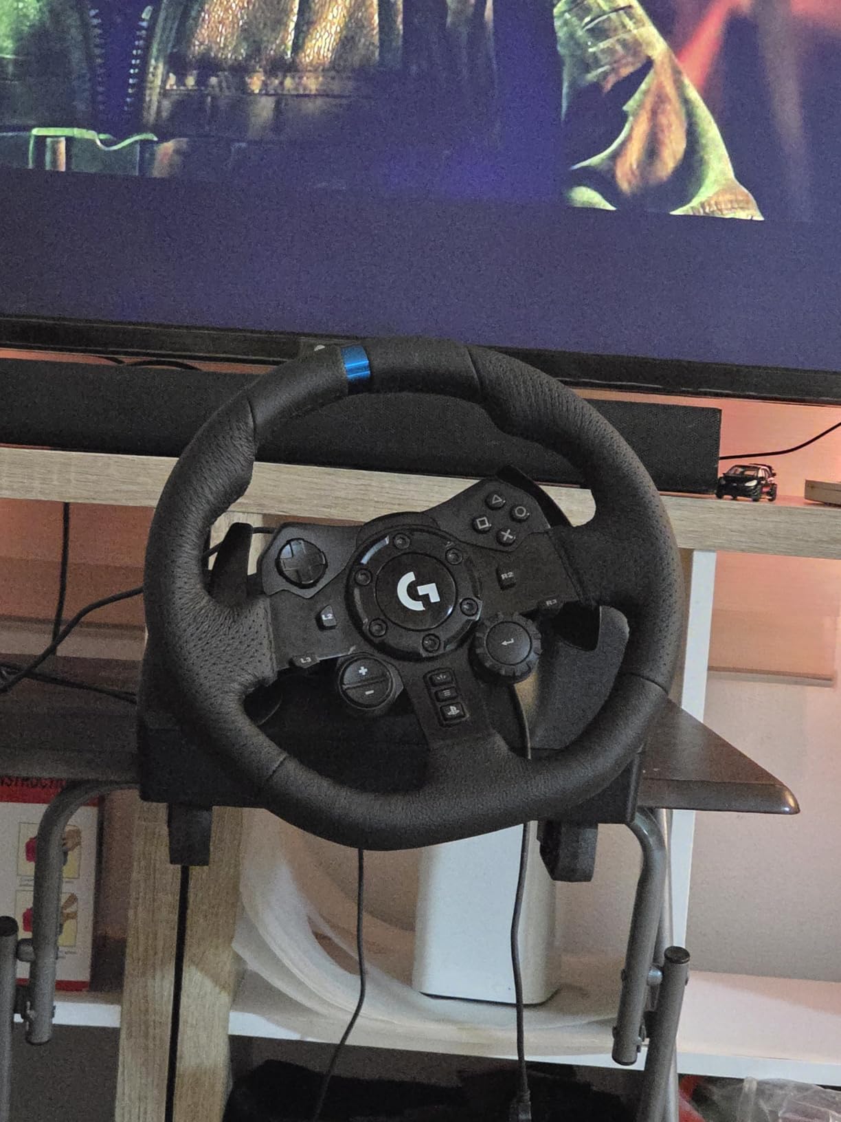 Logitech G923 Racing Wheel and Pedals, TRUEFORCE up to 1000 Hz Force Feedback, Gaming Steering Wheel PS5, PS4, PC, Mac, Genuine Leather- Black - Customer Photo 2
