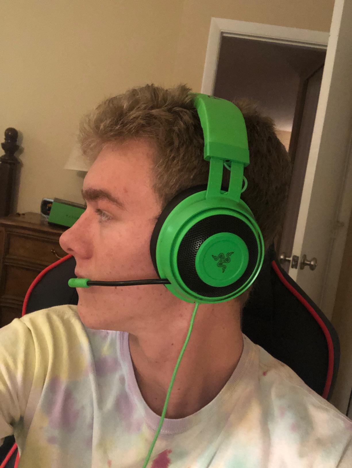 Razer Kraken Gaming Headset: Lightweight Aluminum Frame - Retractable Noise Isolating Microphone - for PC, PS4, PS5, Switch, Xbox One, Xbox Series X & S, Mobile - 3.5 mm Headphone Jack - Black/Blue - Customer Photo 1