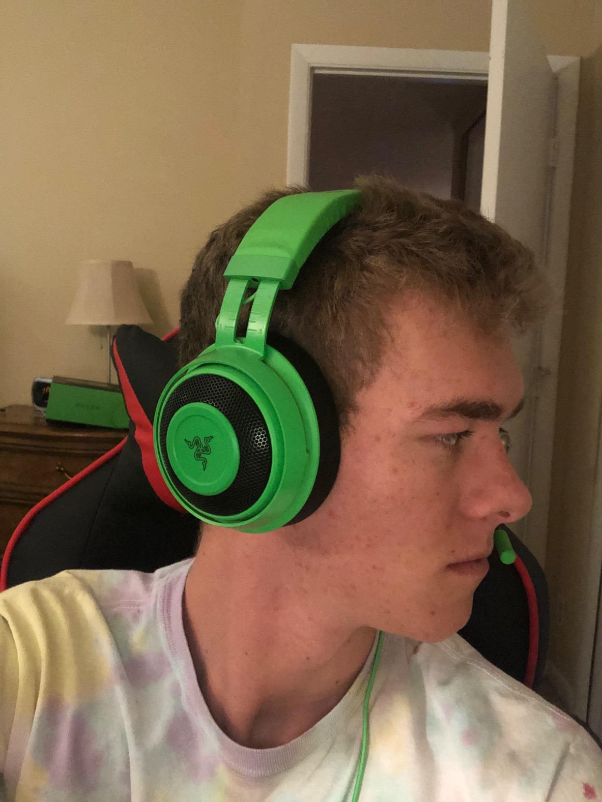 Razer Kraken Gaming Headset: Lightweight Aluminum Frame - Retractable Noise Isolating Microphone - for PC, PS4, PS5, Switch, Xbox One, Xbox Series X & S, Mobile - 3.5 mm Headphone Jack - Black/Blue - Customer Photo 2