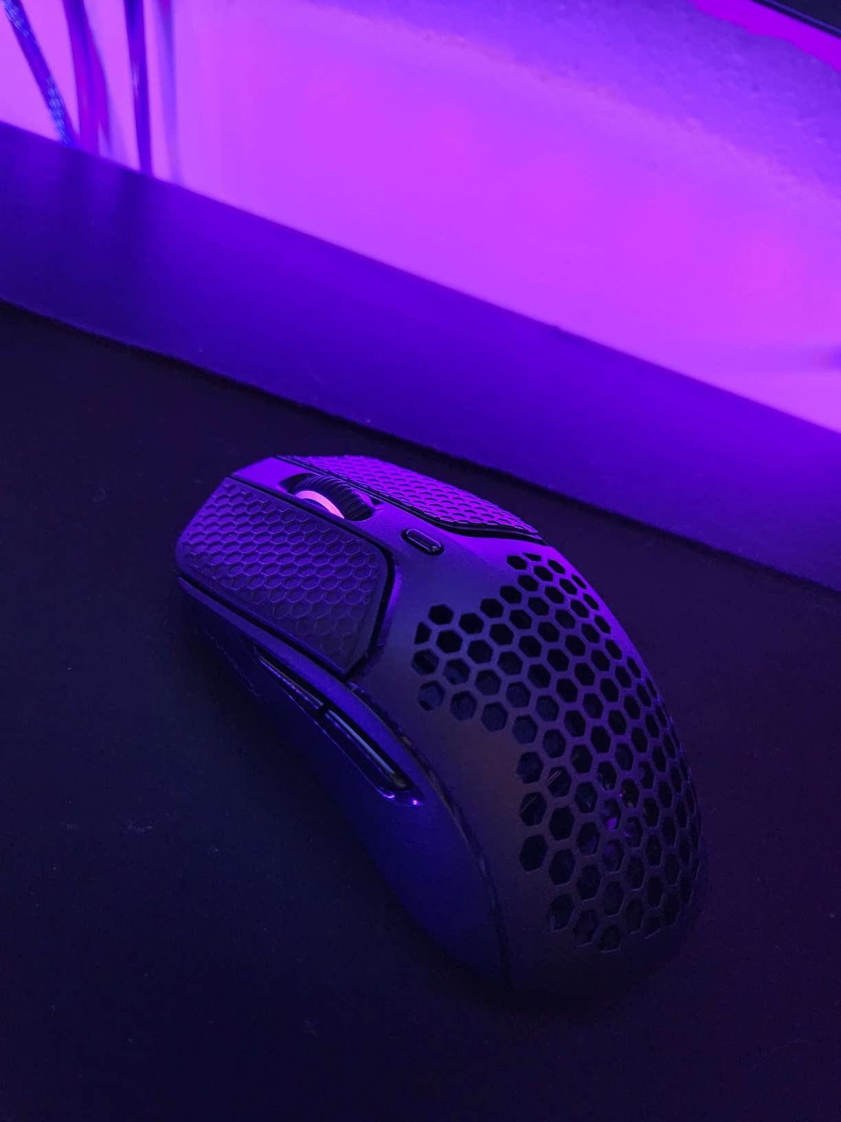HyperX Pulsefire Haste – Gaming Mouse, Ultra-Lightweight, 59g, Honeycomb Shell, Hex Design, RGB, HyperFlex USB Cable, Up to 16000 DPI, 6 Programmable Buttons,Black - Customer Photo 3