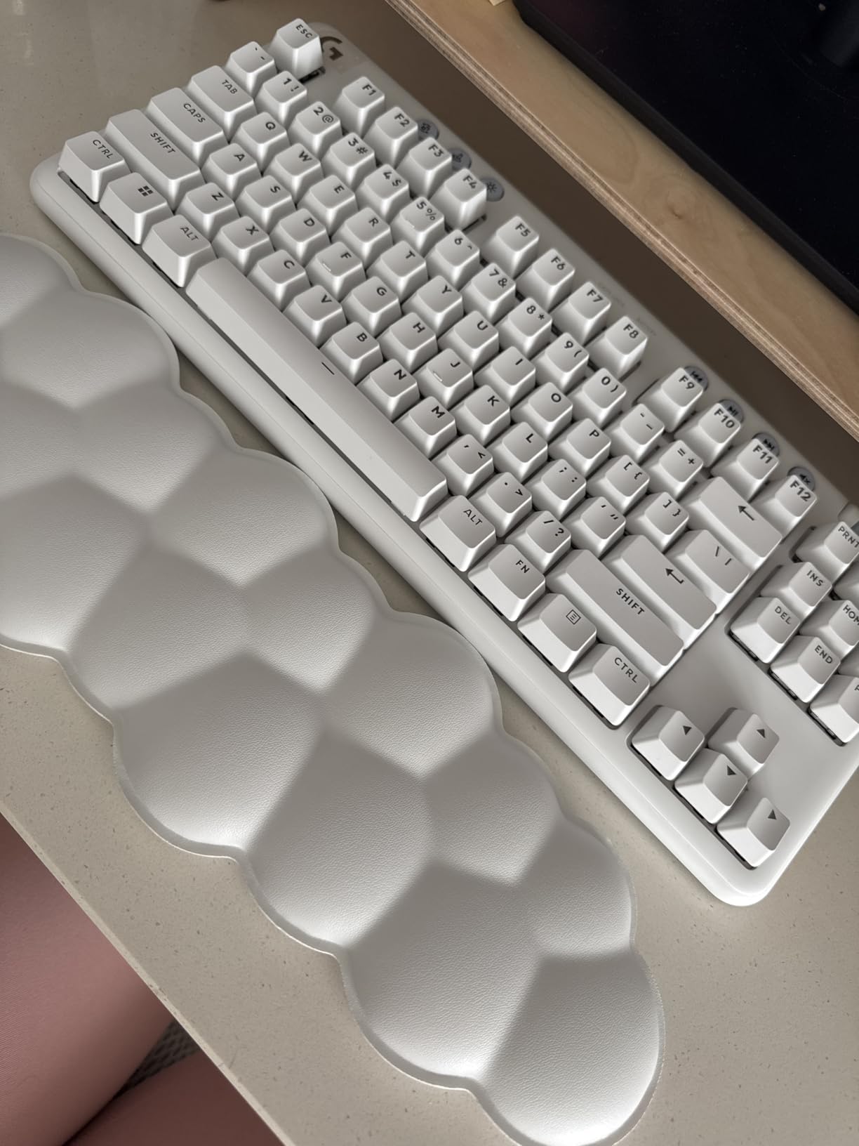 Logitech G715 Wireless Mechanical Gaming Keyboard with LIGHTSYNC RGB, LIGHTSPEED, Tactile Switches (GX Brown), and Keyboard Palm Rest, PC/Mac Compatible - White Mist - Customer Photo 1