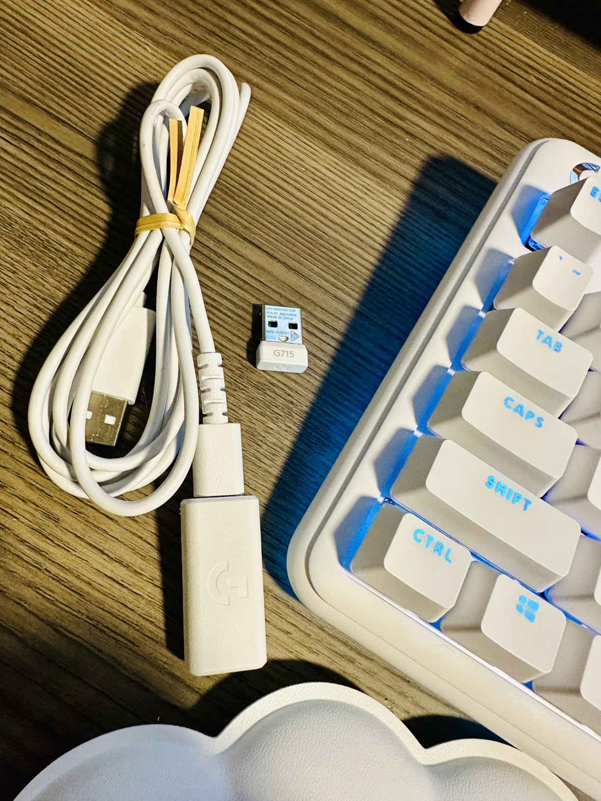 Logitech G715 Wireless Mechanical Gaming Keyboard with LIGHTSYNC RGB, LIGHTSPEED, Tactile Switches (GX Brown), and Keyboard Palm Rest, PC/Mac Compatible - White Mist - Customer Photo 4